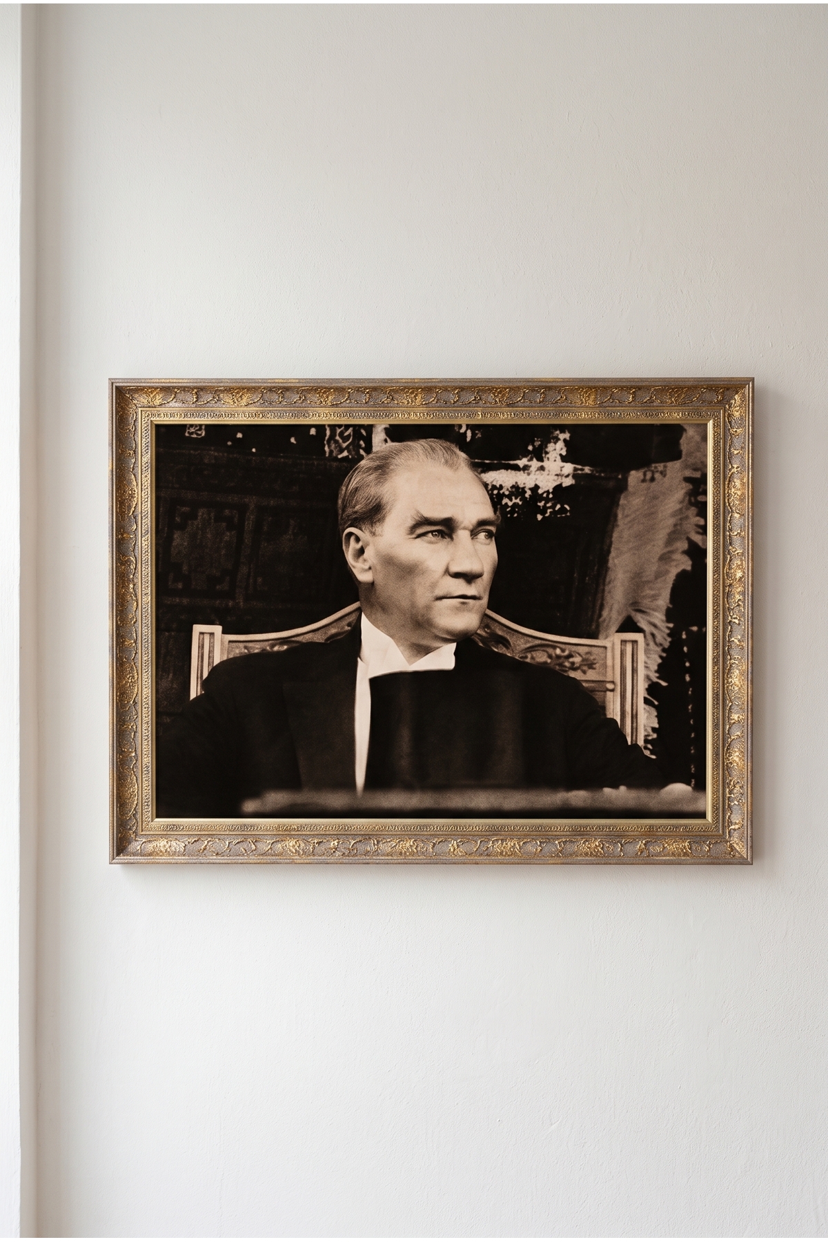 Atatürk Tablosu, Çerçeveli, Camlı, Ayaklı, Kaliteli Baskı Dekoratif Duvar ve Masaüstü Tablosu – İşlemeli Altın