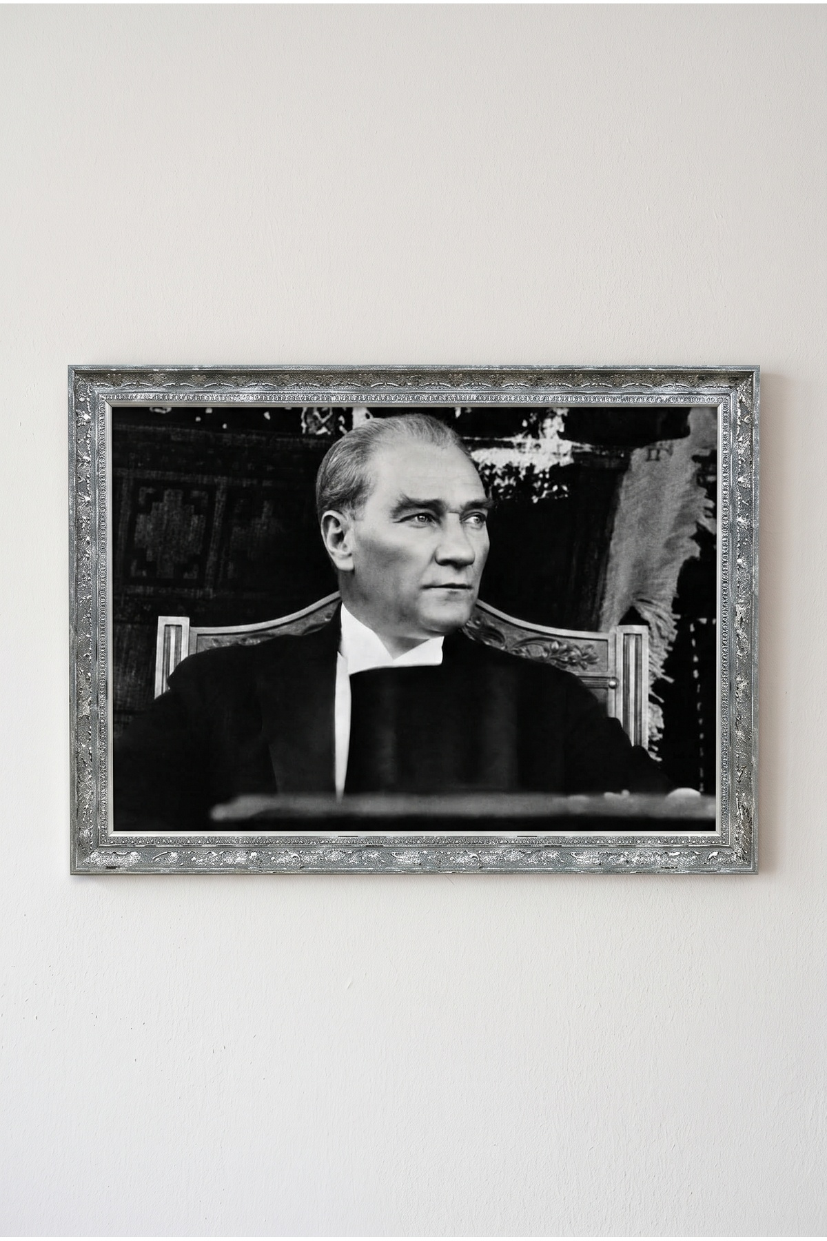 Atatürk Tablosu, Çerçeveli, Camlı, Ayaklı, Kaliteli Baskı Dekoratif Duvar ve Masaüstü Tablosu – İşlemeli Gümüş