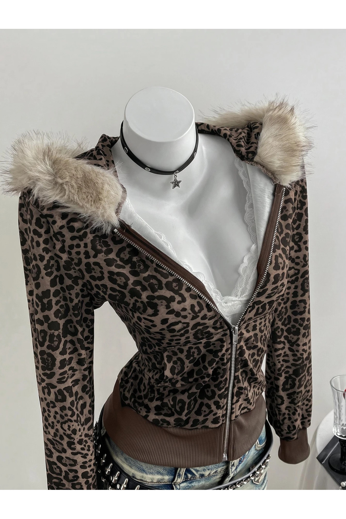 Leopar Detaylı Kürk Kapüşonlu Fermuarlı Sweatshirt Hırka — رنگارنگ KRKKm — تصویر 4 از 8