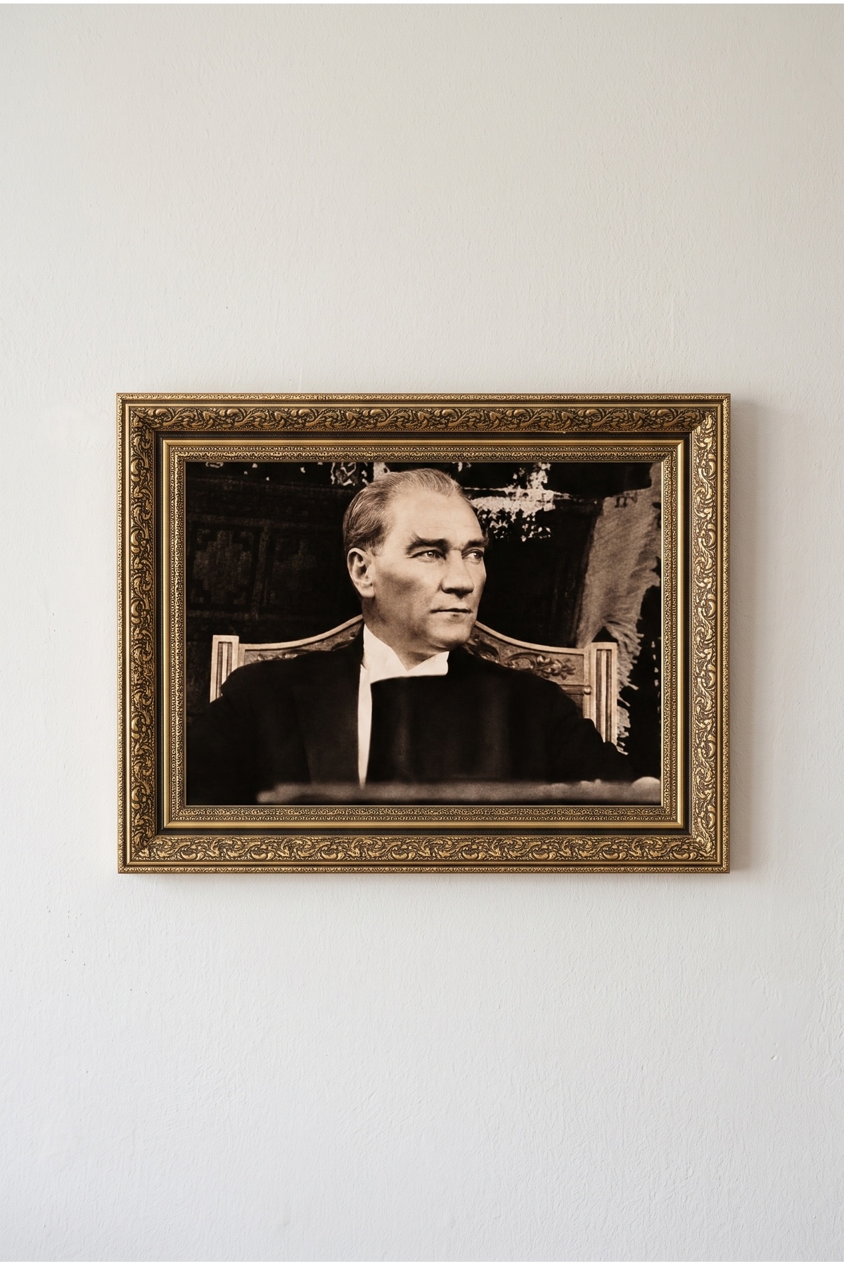 Atatürk Tablosu, Çerçeveli, Camlı, Ayaklı, Kaliteli Baskı Dekoratif Duvar ve Masaüstü Tablosu – Desenli Altın