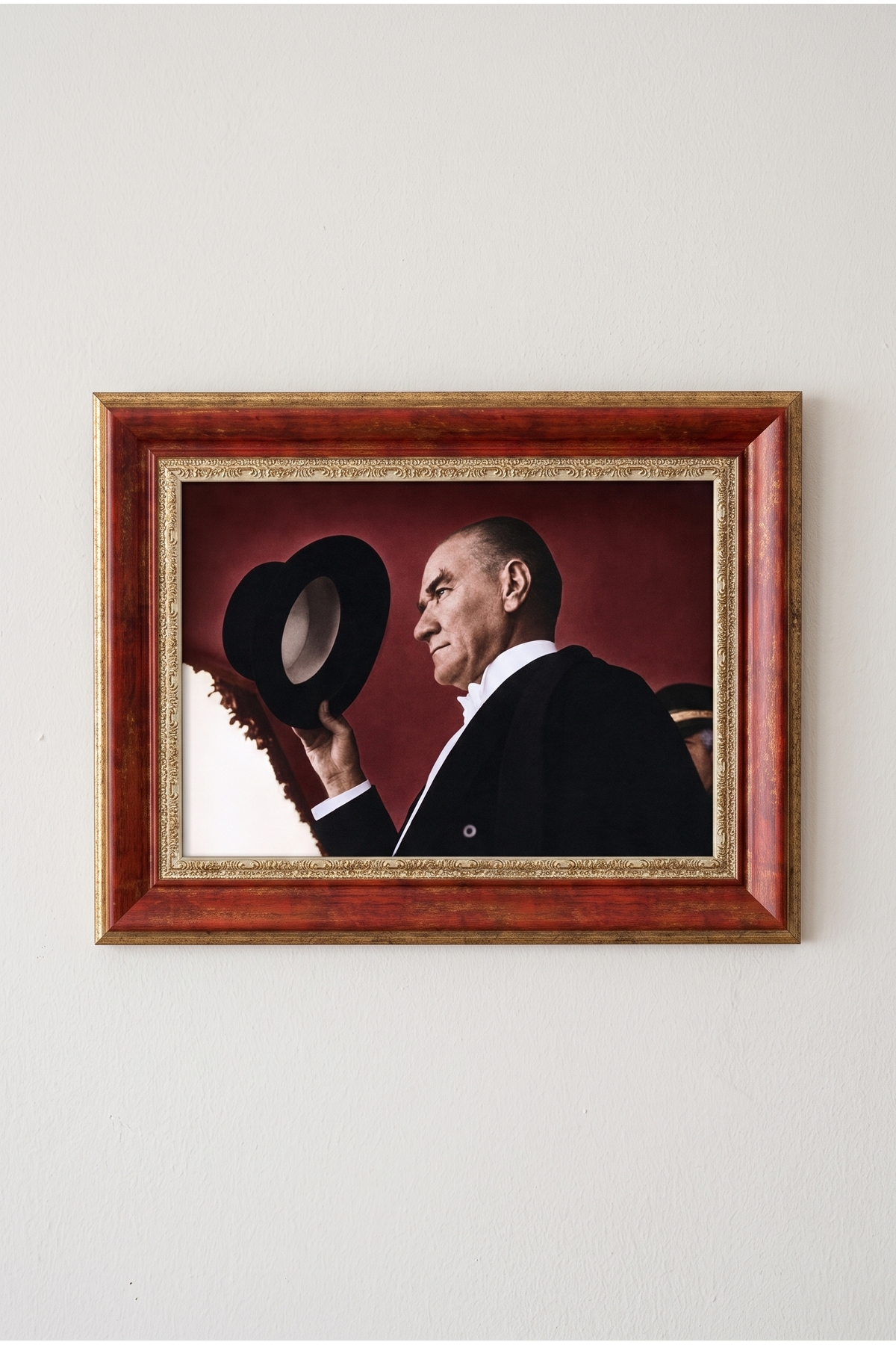 Atatürk Tablosu, Çerçeveli, Camlı, Ayaklı, Kaliteli Baskı Dekoratif Duvar ve Masaüstü Tablosu – Maun Kırmızısı
