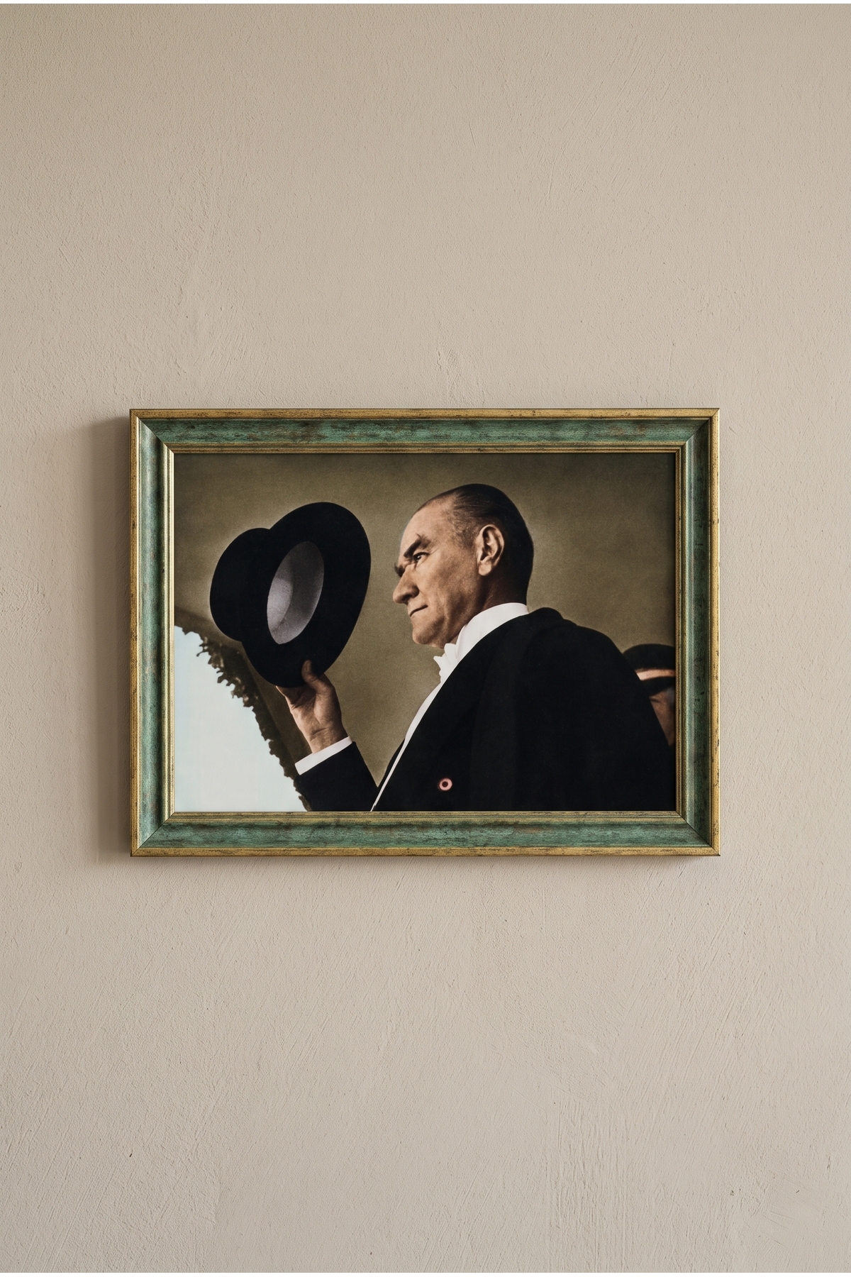 Atatürk Tablosu, Çerçeveli, Camlı, Ayaklı, Kaliteli Baskı Dekoratif Duvar ve Masaüstü Tablosu - Antik Yeşil