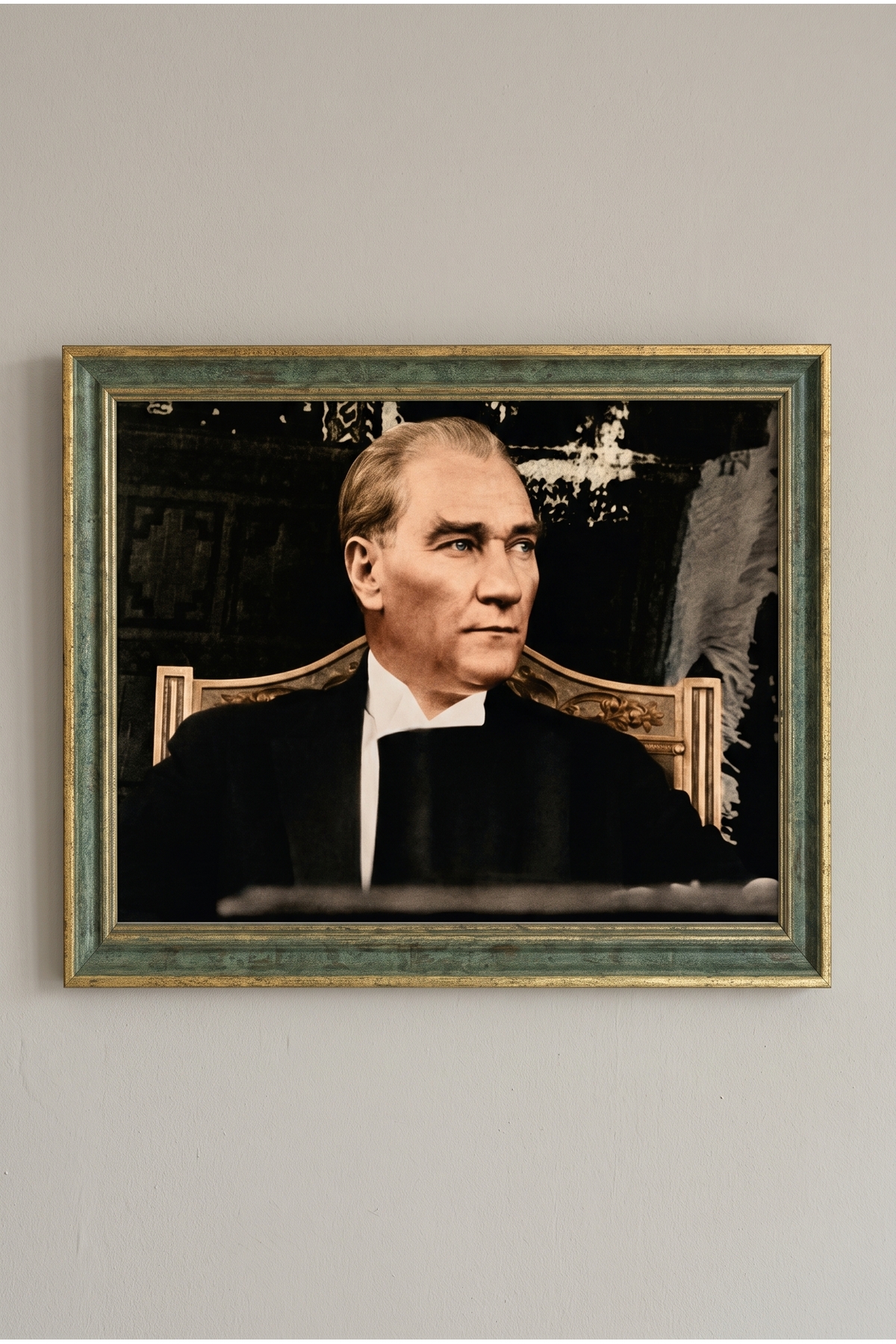 Atatürk Tablosu, Çerçeveli, Camlı, Ayaklı, Kaliteli Baskı Dekoratif Duvar ve Masaüstü Tablosu – Antik Yeşil