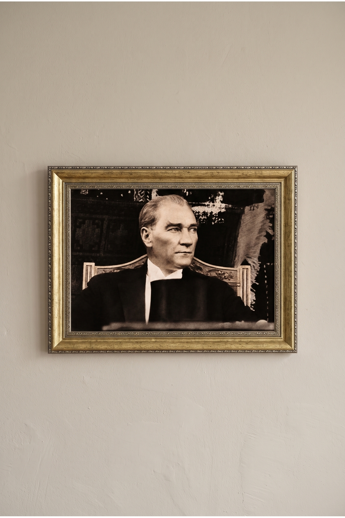 Atatürk Tablosu, Çerçeveli, Camlı, Ayaklı, Kaliteli Baskı Dekoratif Duvar ve Masaüstü Tablosu – Varaklı Altın