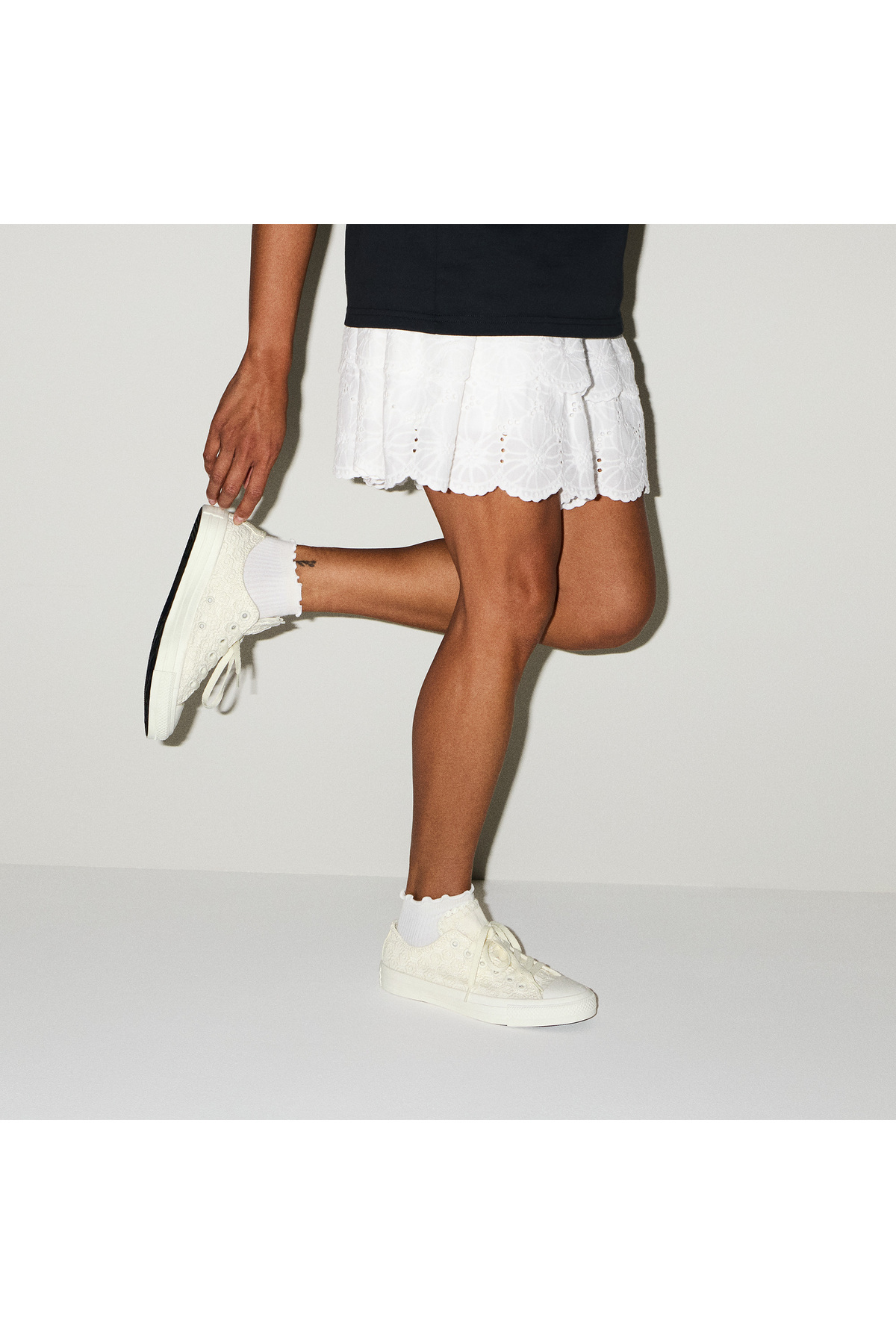 کتانی Chuck Taylor All Star زنانه و مردانه با طرح گل در رنگ کرم
