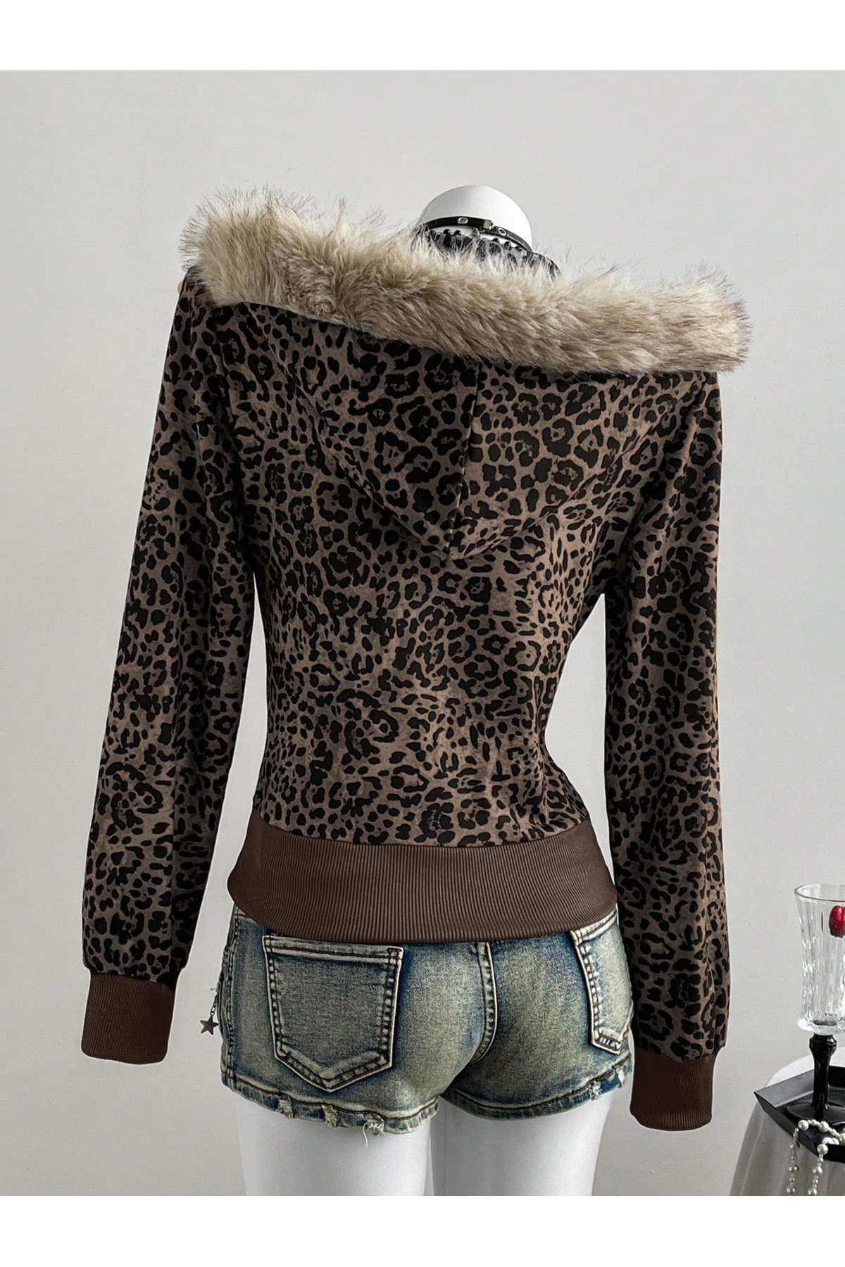 Leopar Detaylı Kürk Kapüşonlu Fermuarlı Sweatshirt Hırka — رنگارنگ KRKKm — تصویر 8 از 8