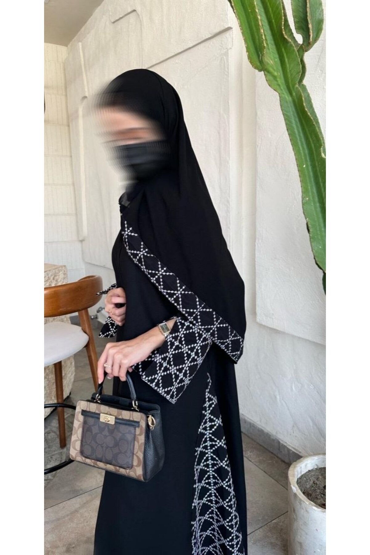 عباية اريجى بقماش ملكي بقصة نصف كلوش مع طرحة مطرّزة