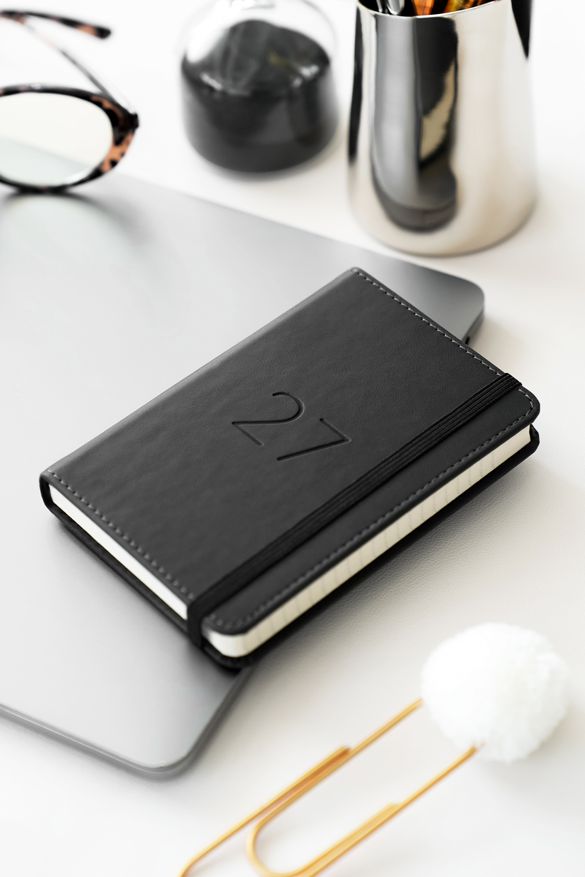 Matt Notebook 2027 Yılı Lastikli Günlük Cep Ajandası 12 Aylık Siyah Dizüstü Bilgisayar