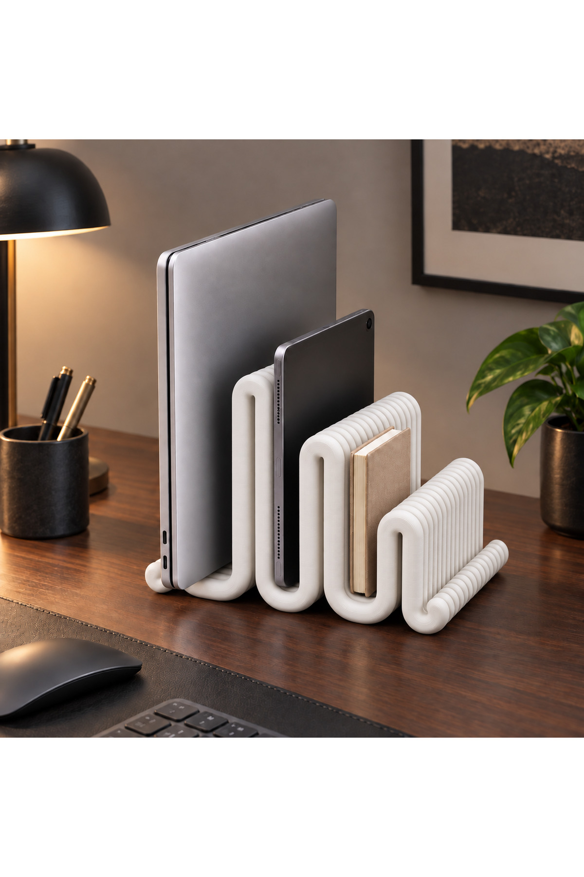 Cora Dekoratif Çoklu Laptop / Dergi / Tablet Standı - Beyaz, masada dizüstü bilgisayar ve tabletleri dik tutarken kullanım görünümü.