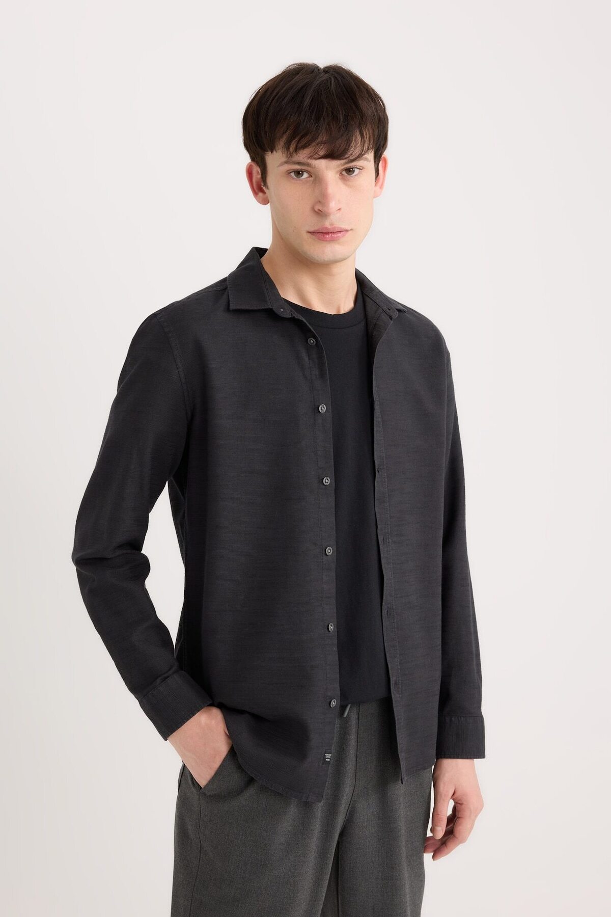 %100 Pamuk Slim Fit Basic Uzun Kollu Siyah Gömlek A4644AX23AU — مشکی — تصویر 4 از 8