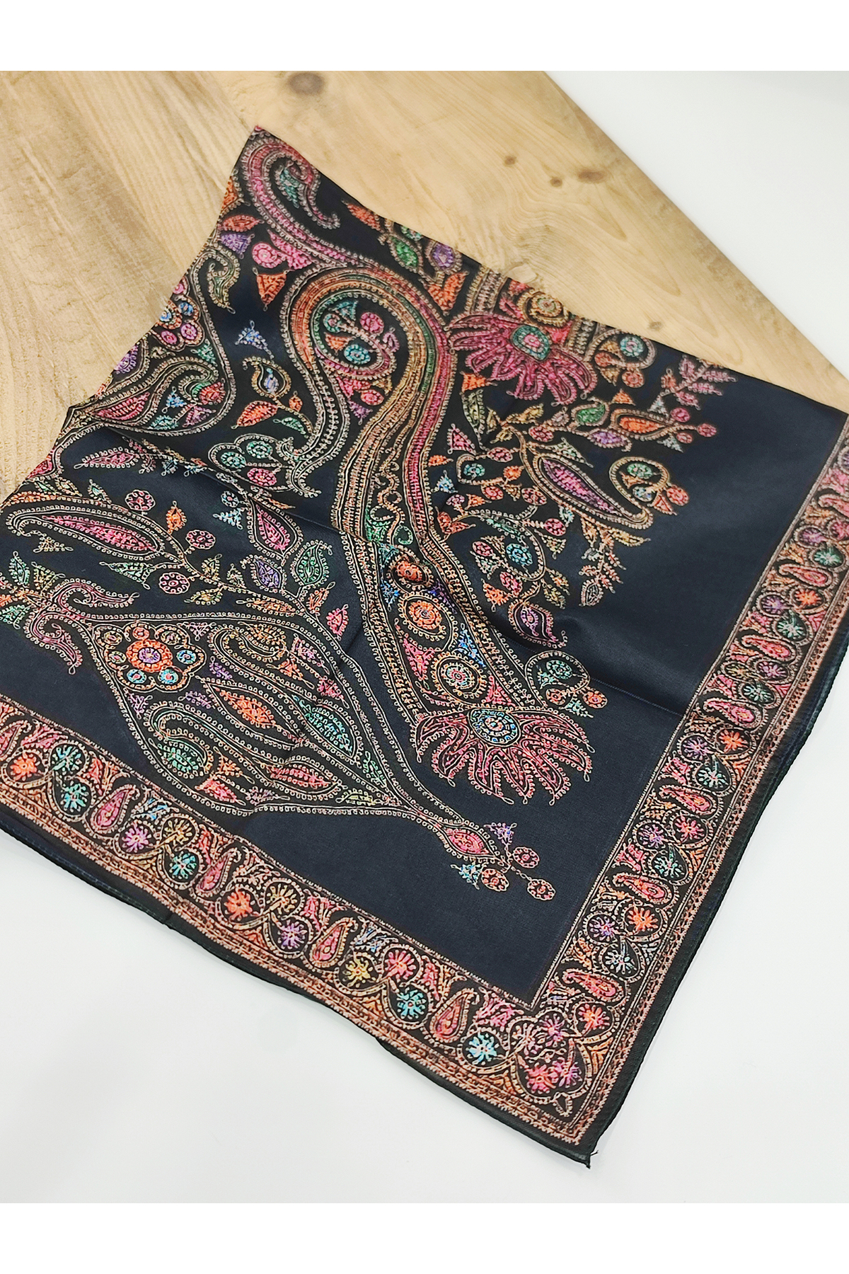 Siyah Etnik Motif Desenli Pamuklu Soft Eşarp