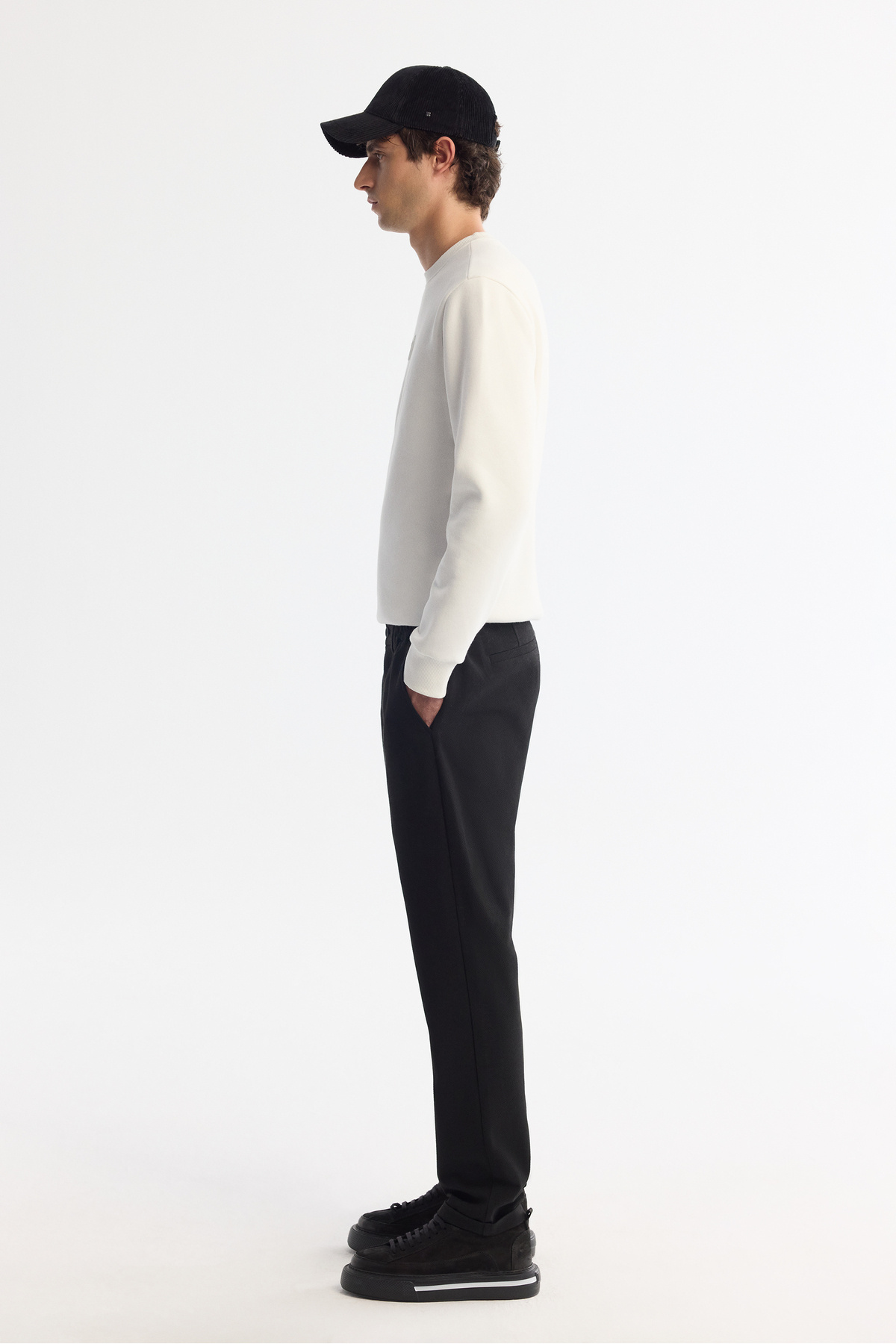 Erkek Siyah Yanı Lastikli Bi-Stretch Kolay Ütülenen Chino Slim Fit Pantolon B003037 — مشکی — تصویر 2 از 5