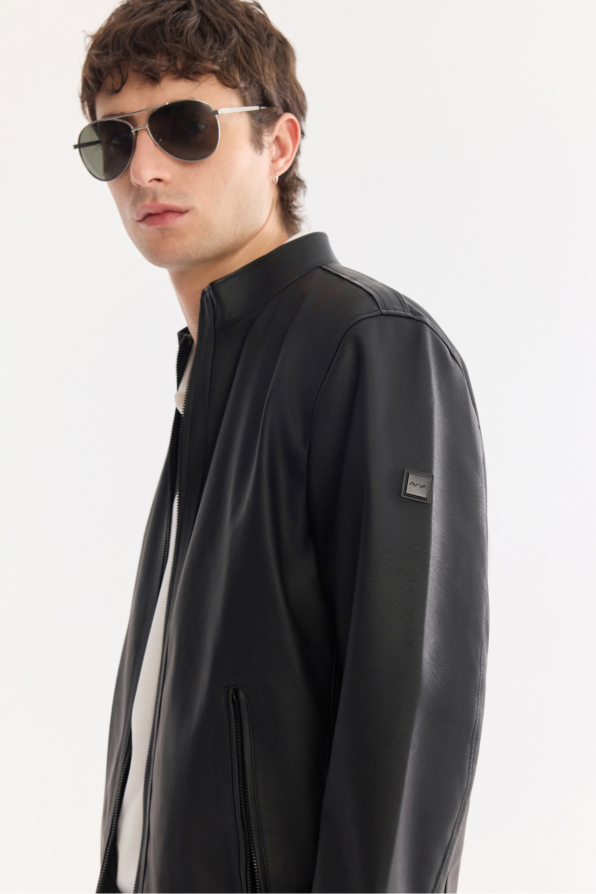 Erkek Siyah Dik Yaka Fermuarlı Deri Görünümlü Mevsimlik Comfort Fit Mont B006005 — مشکی — تصویر 3 از 7