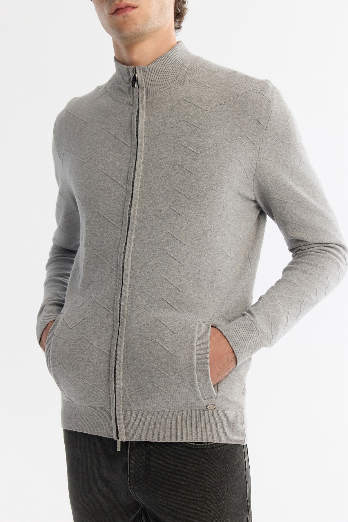 Erkek Gri Dik Yaka Fermuarlı Önü Desenli Soft Touch Triko Regular Fit Hırka A42Y5077 — خاکستری — تصویر 3 از 6