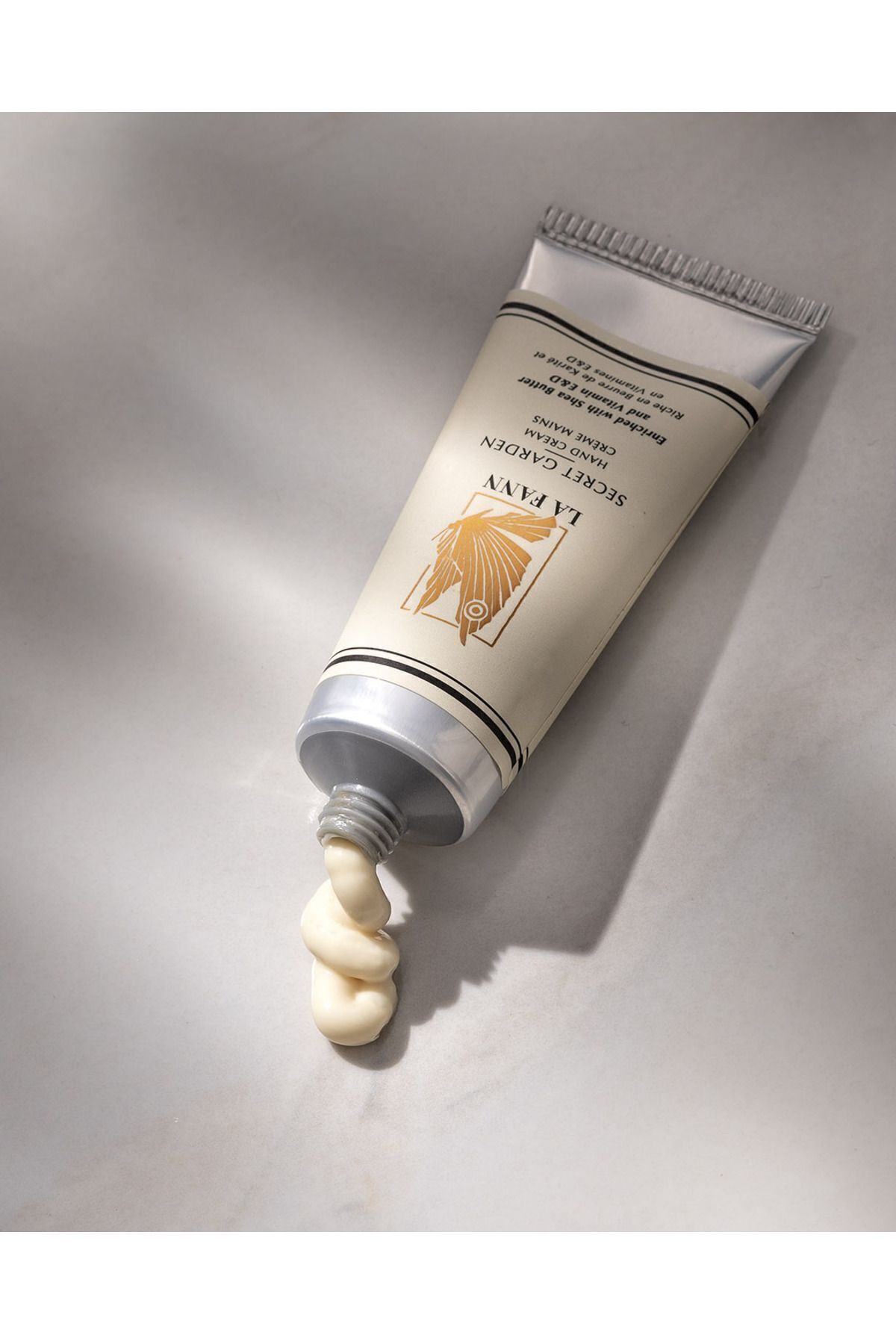 Kadın Secret Garden Shea Yağı, A&e Vitamini Ile Zenginleştirilen Nemlendirici Parfümlü El Kremi 30ml — LF1020104.001 — تصویر 3 از 6