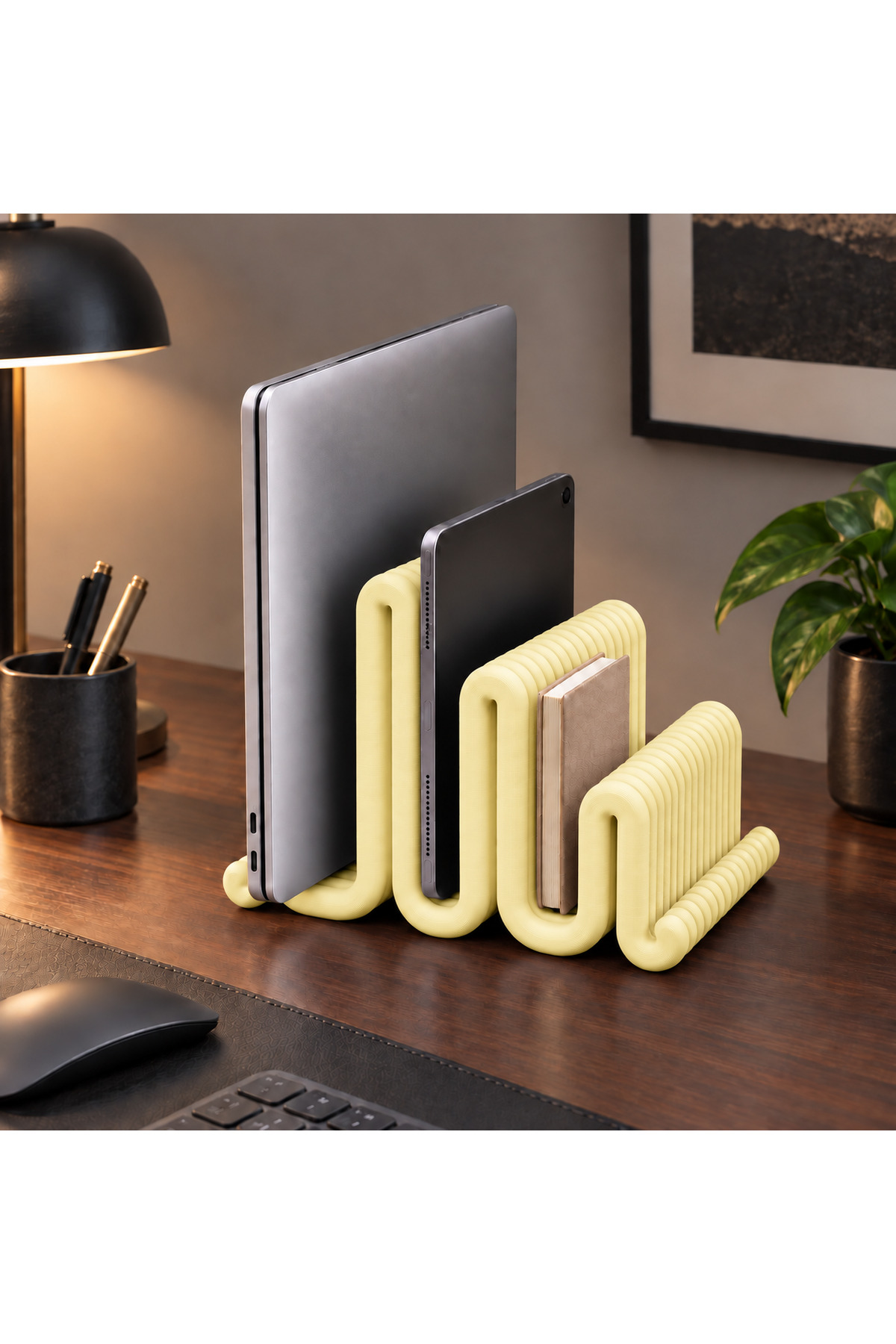 Cora Dekoratif Çoklu Laptop / Dergi / Tablet Standı - Pastel Sarı, masada dizüstü bilgisayar ve tabletleri dik tutarken kullanım görünümü.