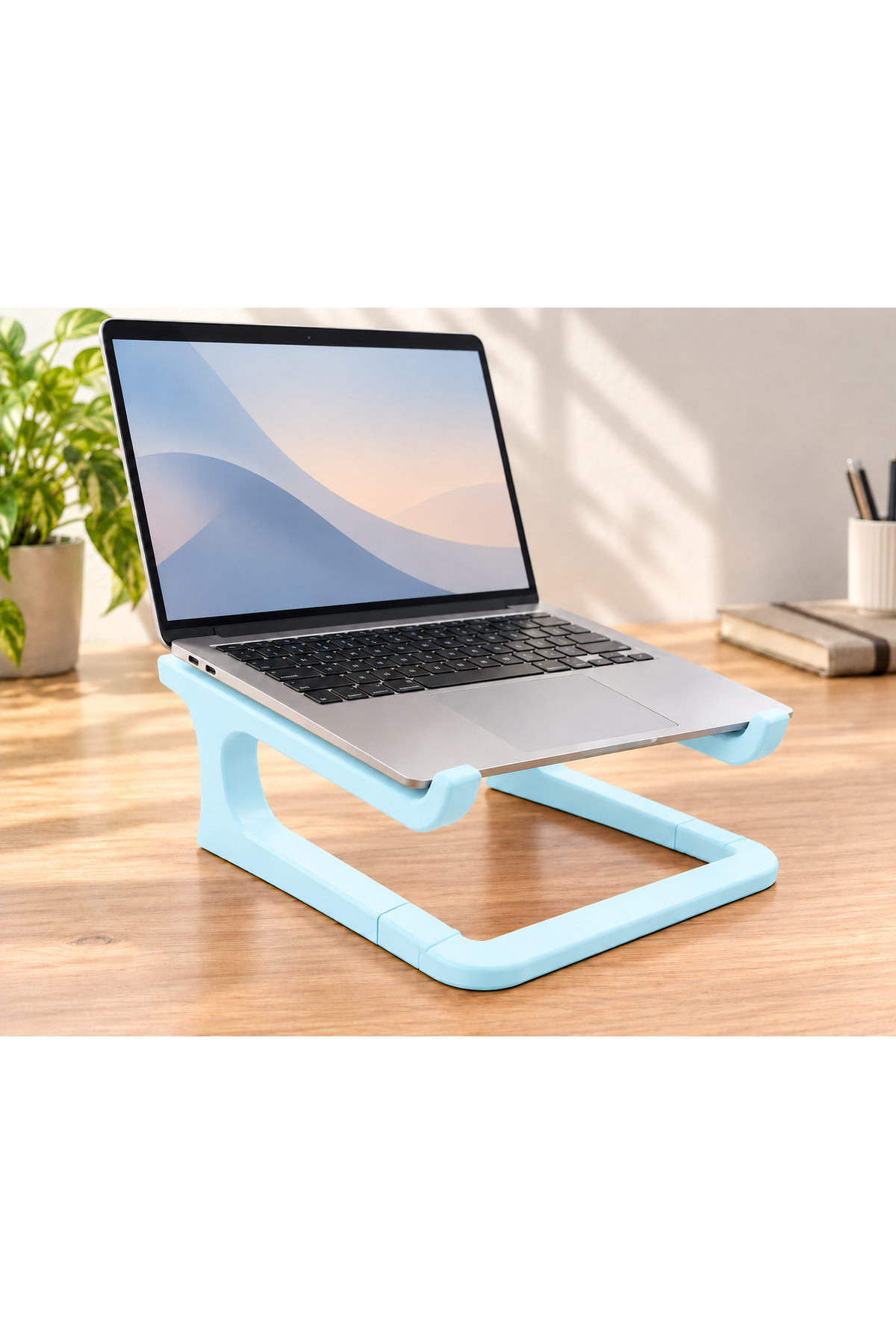 Luna Laptop Yükseltici Stand, pastel mavi renkli stand üzerinde yükseltilmiş bilgisayarın çalışma masasında kullanımı.