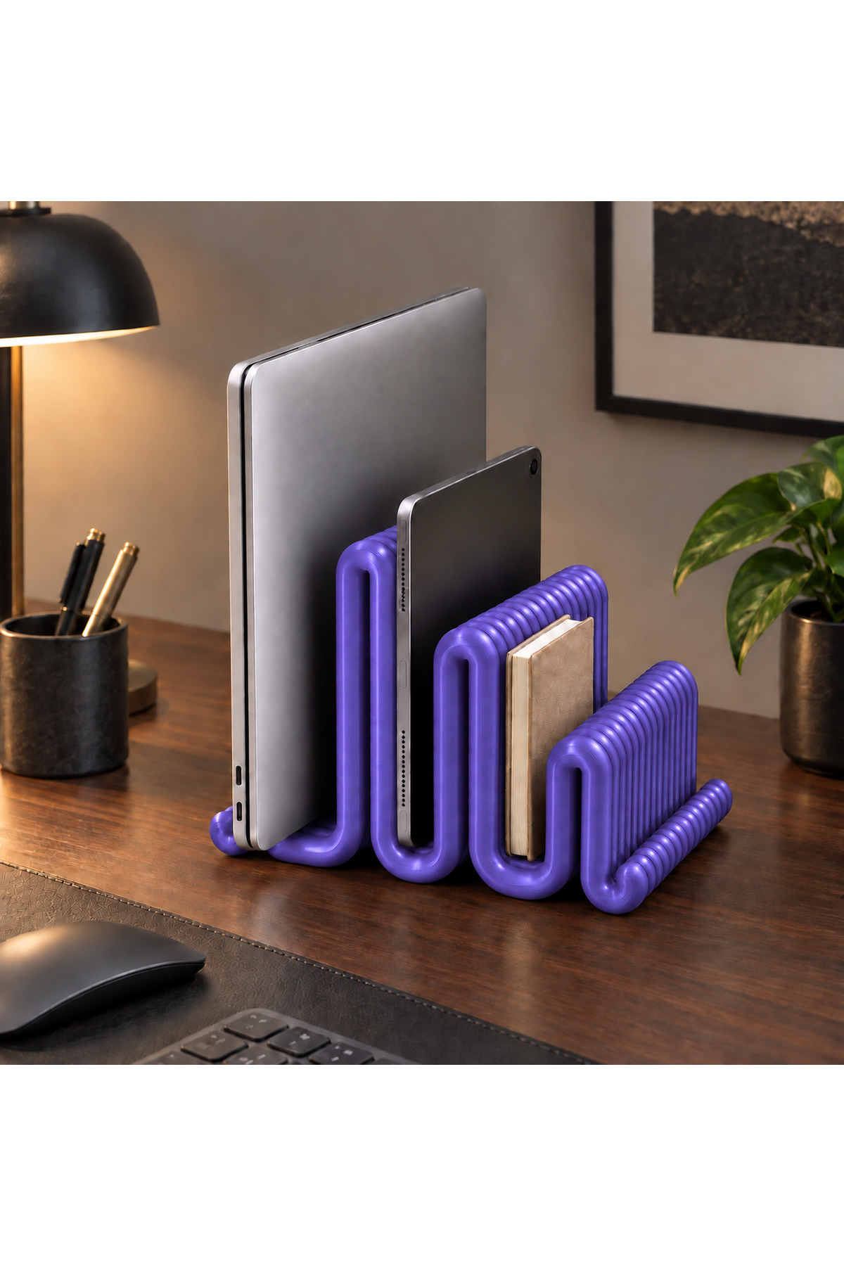 Cora Dekoratif Çoklu Laptop / Dergi / Tablet Standı - Metalik Mor, masada dizüstü bilgisayar ve tabletleri dik tutarken kullanım görünümü.
