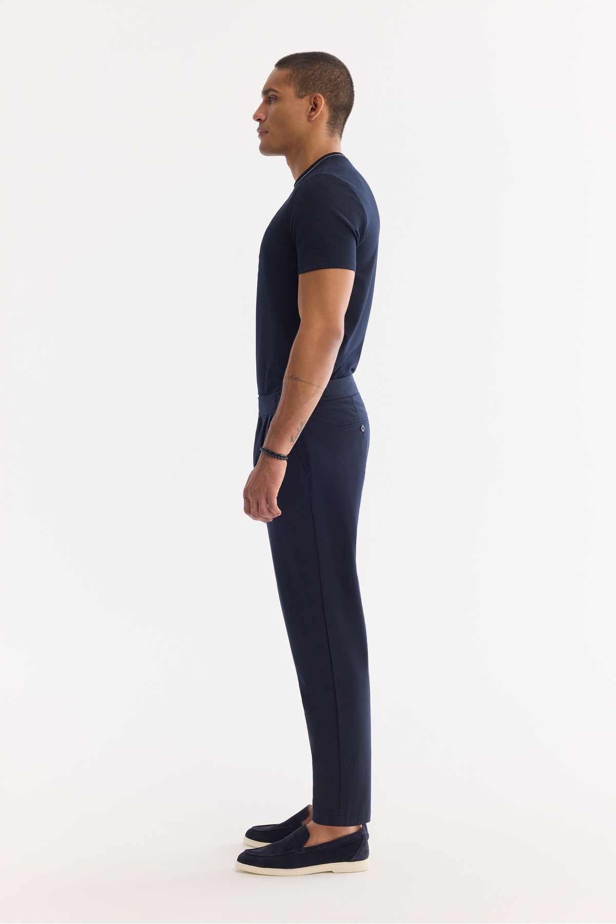 شلوار مردانه مدل Easy-Iron Carrot Fit با سگک کمر کلاسیک سرمه‌ای A61Y3026 — سرمه — تصویر 2 از 8