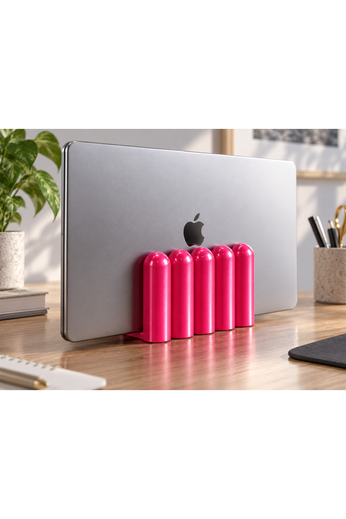 Dora Dekoratif Dikey Notebook Standı - 12 cm, bilgisayarın dikey yerleştiği masaüstü kullanım sahnesi.