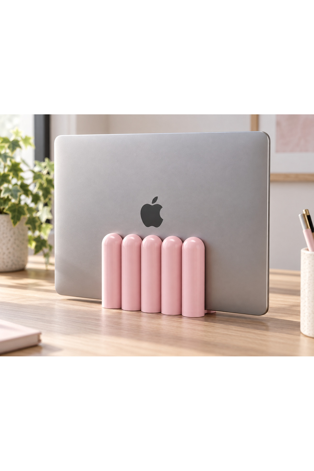 Dora Dekoratif Dikey Macbook Standı - Pastel Pembe, dizüstü bilgisayarla masa üzerinde kullanım görünümü.