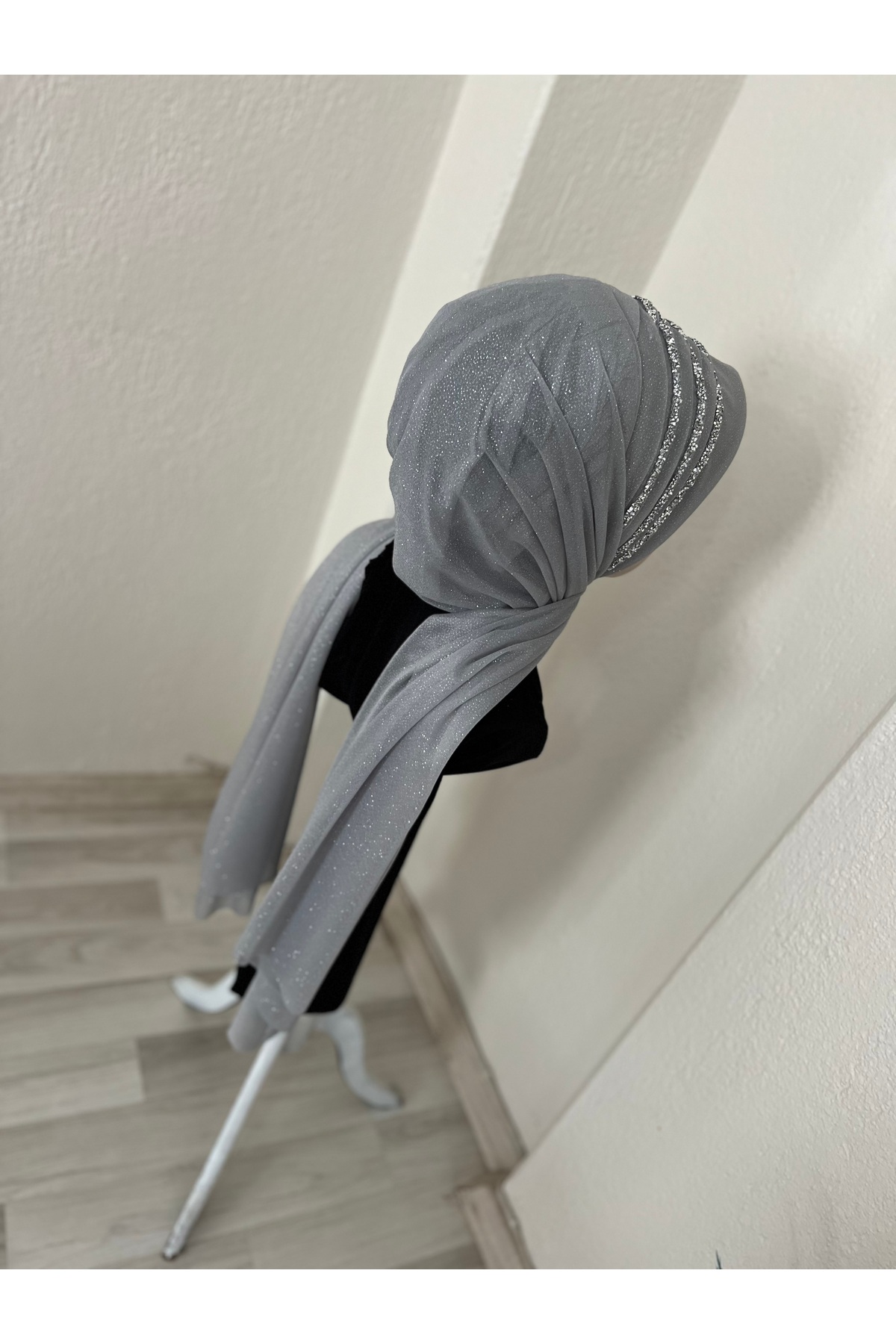 مدل روسری سنگی طوسی نقره ای روسری لباس شب محجبه آماده 3