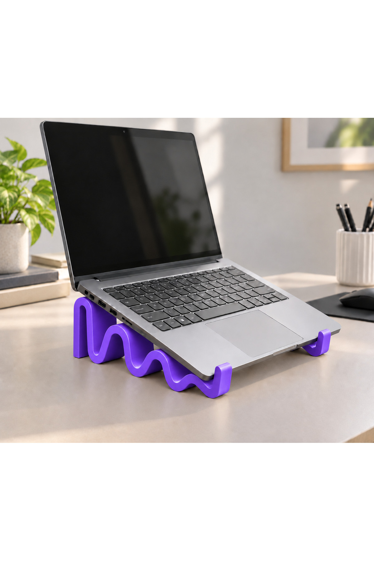 Violet Dalgalı Görünümlü Laptop Standı - Metalik Mor, dizüstü bilgisayar ile masada kullanım görünümü.
