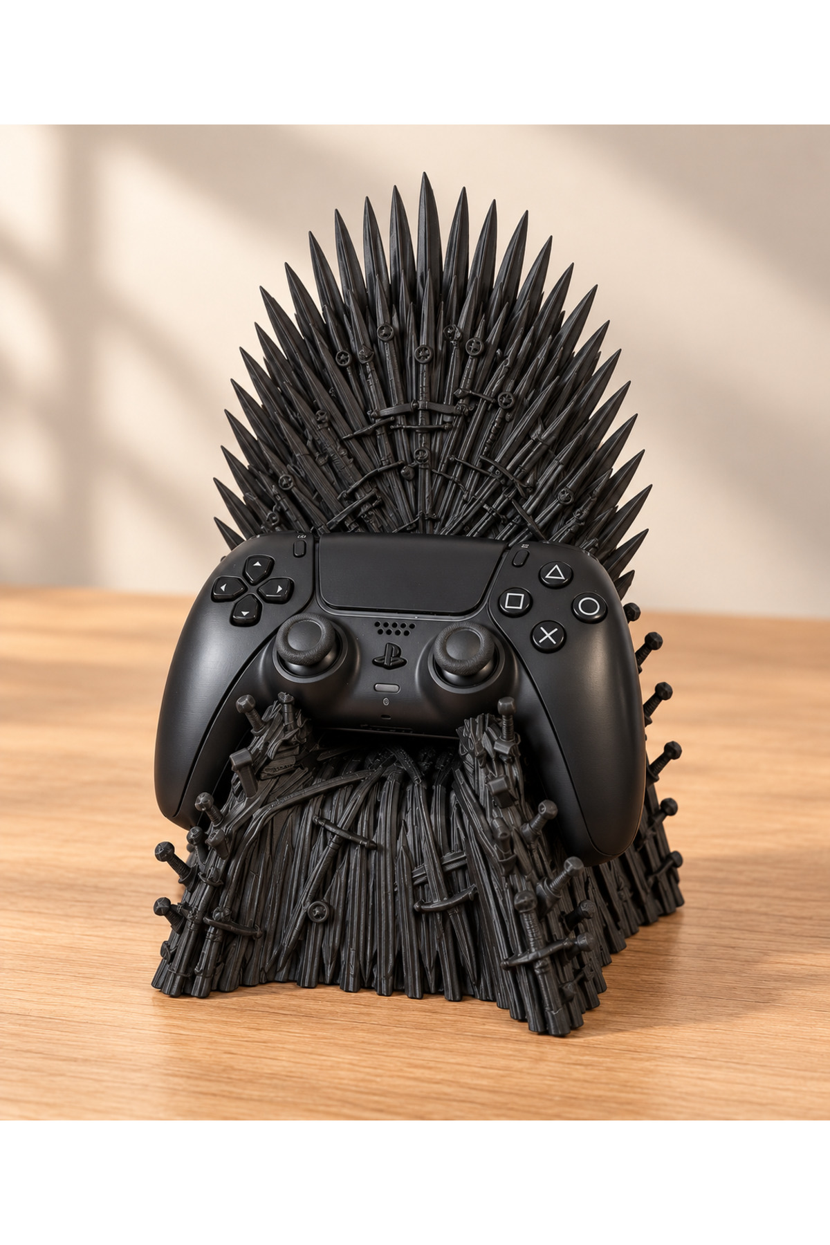 Game of Thrones PS5 Gamepad Stand - Siyah, PS5 koluyla birlikte tahtın önünde kullanım görünümü.
