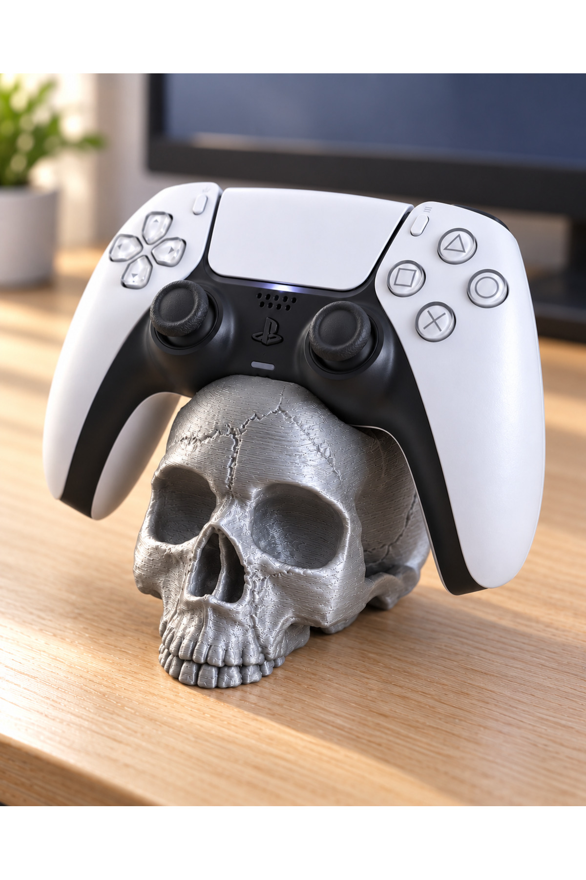 Kurukafa Ps5 Gamepad Stand - Metalik Gri, PS5 kolunu kafatası üzerinde taşıyan masaüstü görünümü.