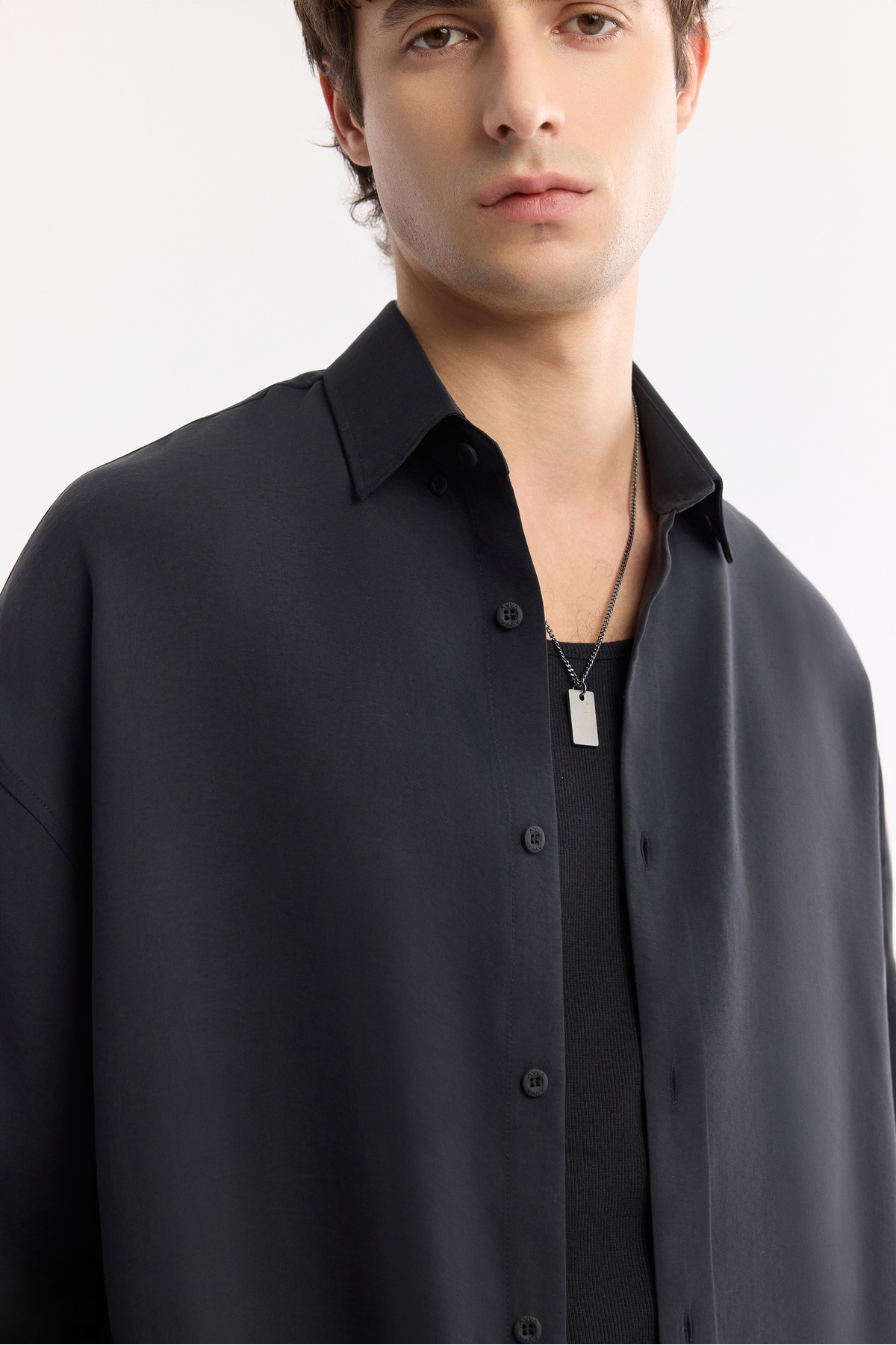 Erkek Siyah Alttan Britli Yaka Soft Touch Oversize Fit Gömlek A51Y2168 — مشکی — تصویر 3 از 8