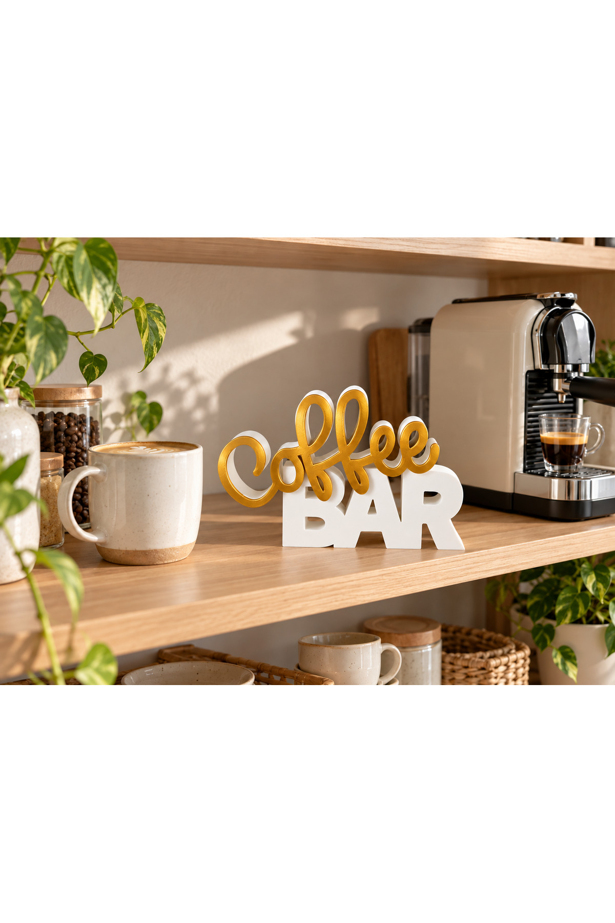 Moka Coffee Bar dekoratif masaüstü aksesuarı, raf üzerinde kupalarla birlikte sergilenen kahve köşesi görünümü.