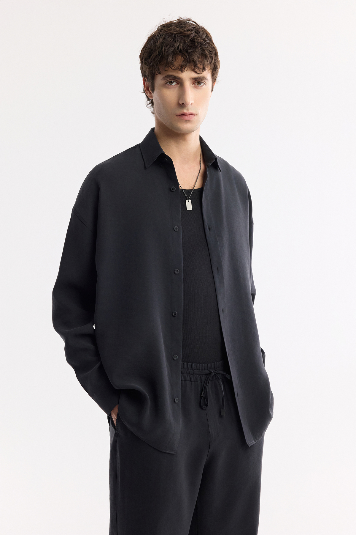 Erkek Siyah Alttan Britli Yaka Soft Touch Oversize Fit Gömlek A51Y2168 — مشکی — تصویر 6 از 8