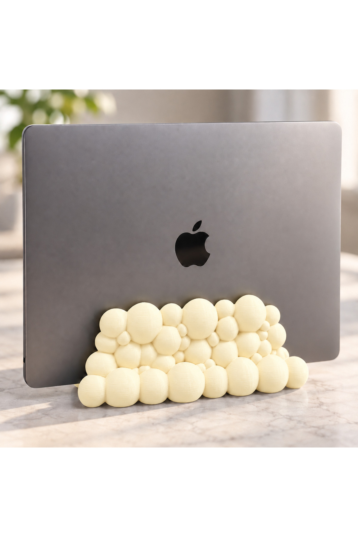 Nina Bubble dikey notebook tutucu stand, pastel sarı renkli kabarcık tabanla dizüstü bilgisayar yuvasına yerleştirilmiş masaüstü kullanım görünümü.