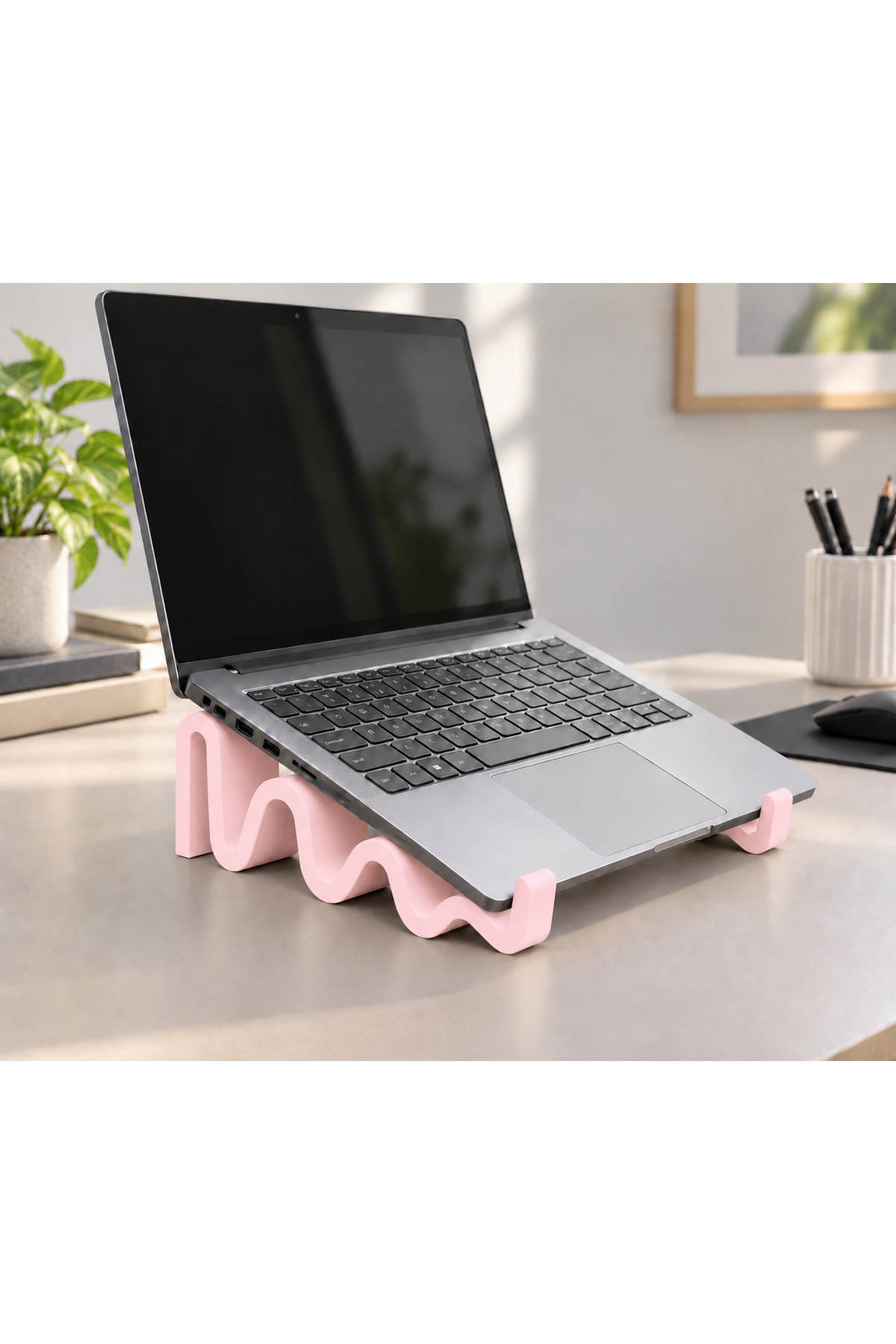 Violet Dalgalı Görünümlü Laptop Standı - Pastel Pembe, dizüstü bilgisayar ile masada kullanım görünümü.