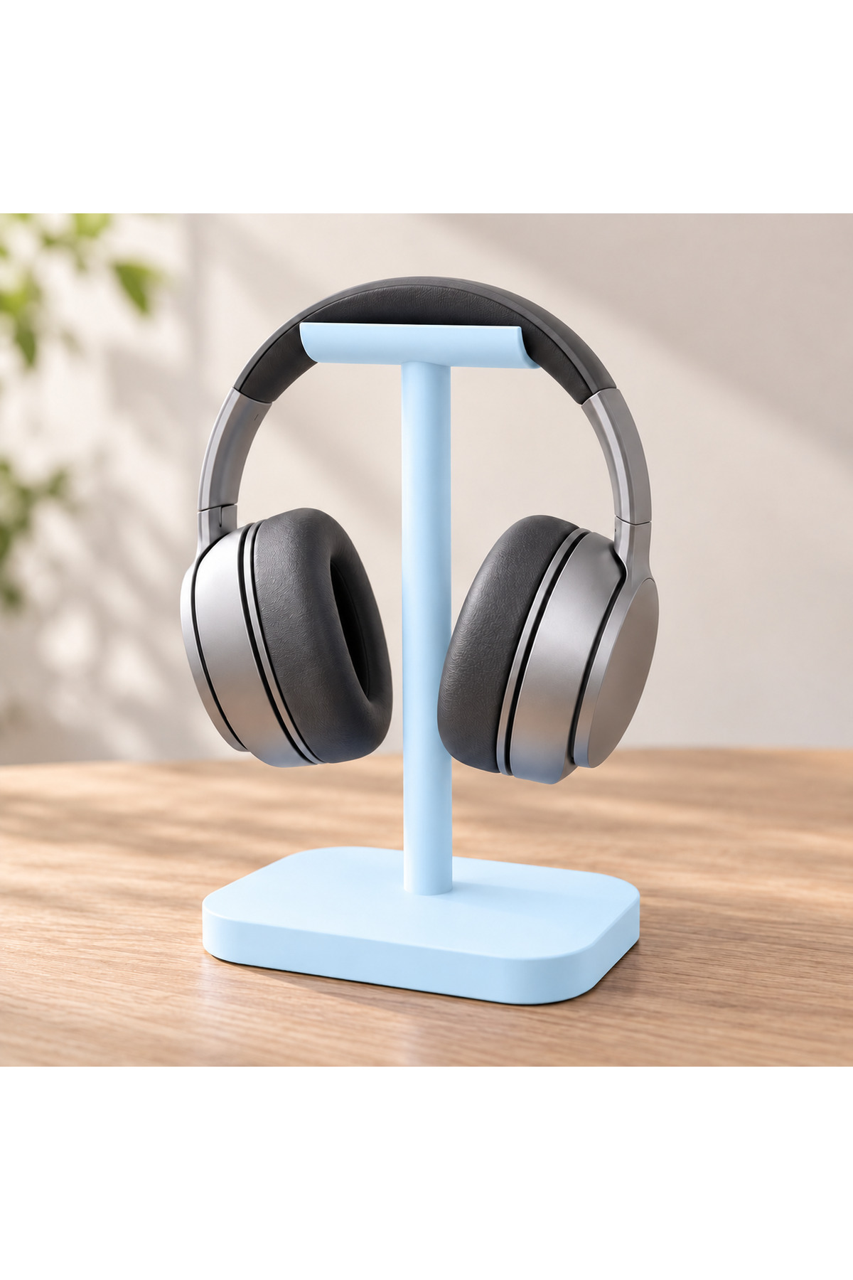 Luvia Minimalist Kulaklık Standı - Pastel Mavi, siyah kulaklık takılı halde masa üzerinde kullanım görünümü.