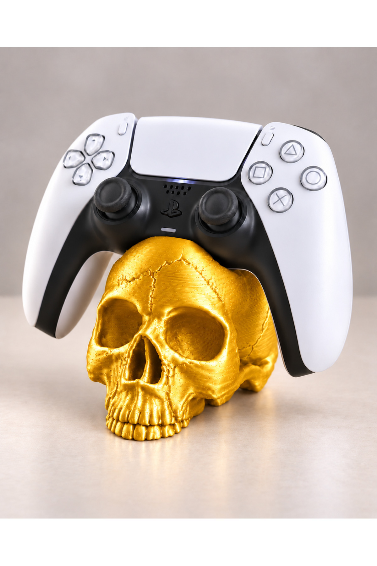 Kurukafa Ps5 Gamepad Stand - Metalik Altın, PS5 kolunu kafatası üzerinde taşıyan masaüstü görünümü.