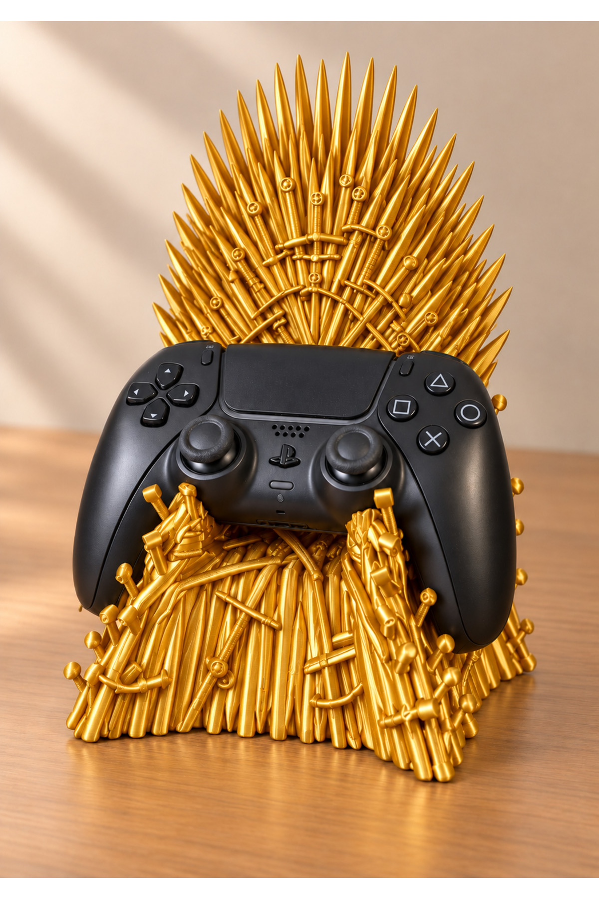 Game of Thrones PS5 Gamepad Stand - Metalik Altın, PS5 koluyla birlikte tahtın önünde kullanım görünümü.