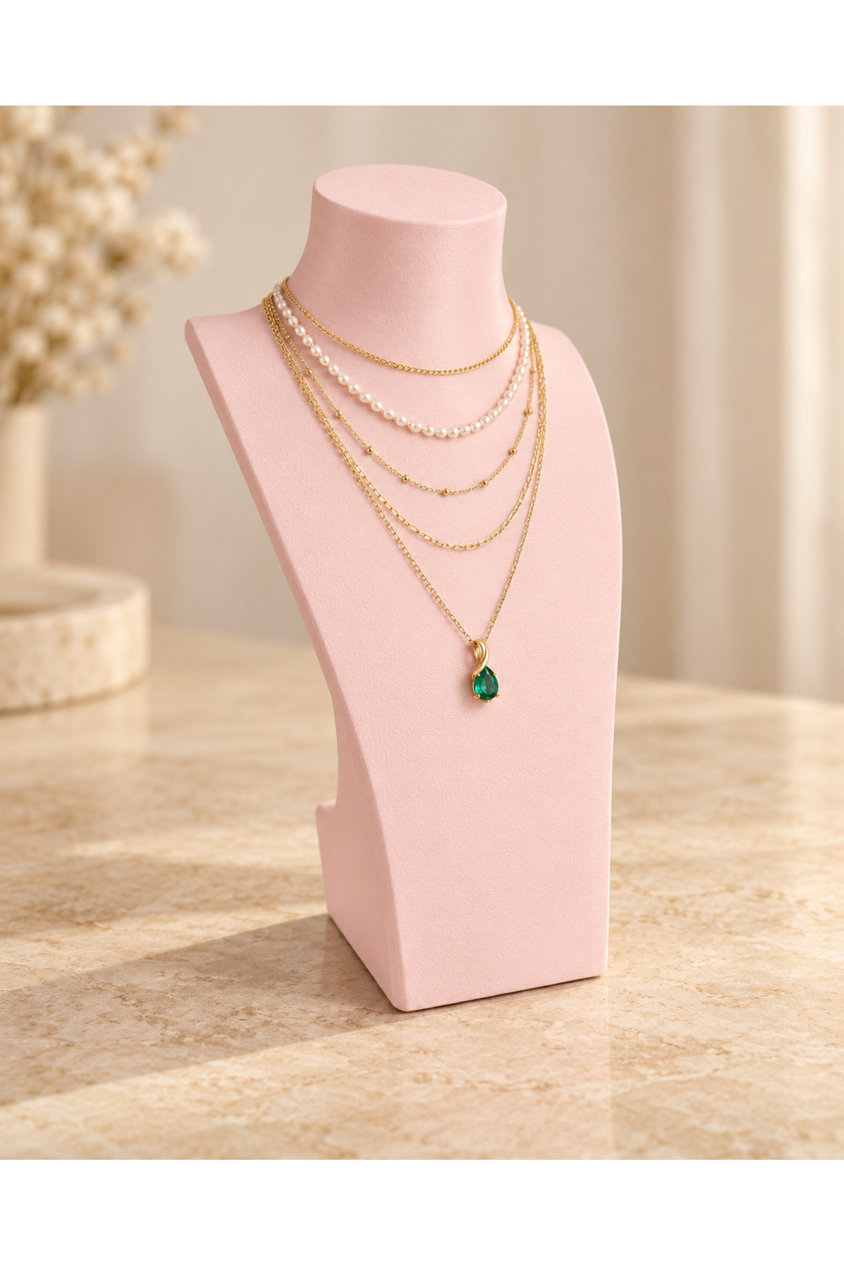 Liora kolye standı, pastel pembe kolye sergileme büstünün önden görünümü.