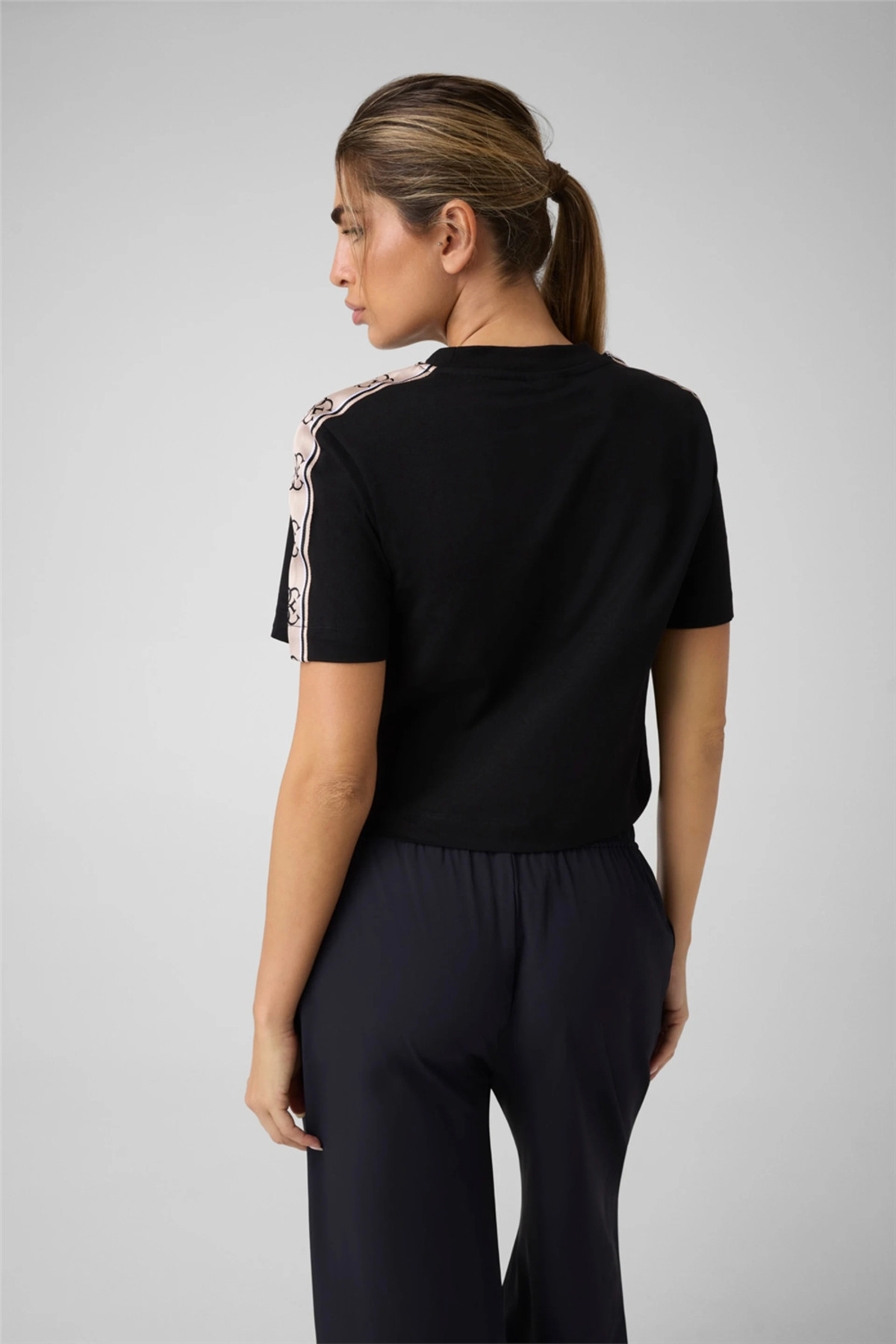 تی شرت یقه خدمه اکتیو باکسی فیت زنانه بریتنی مشکی 2