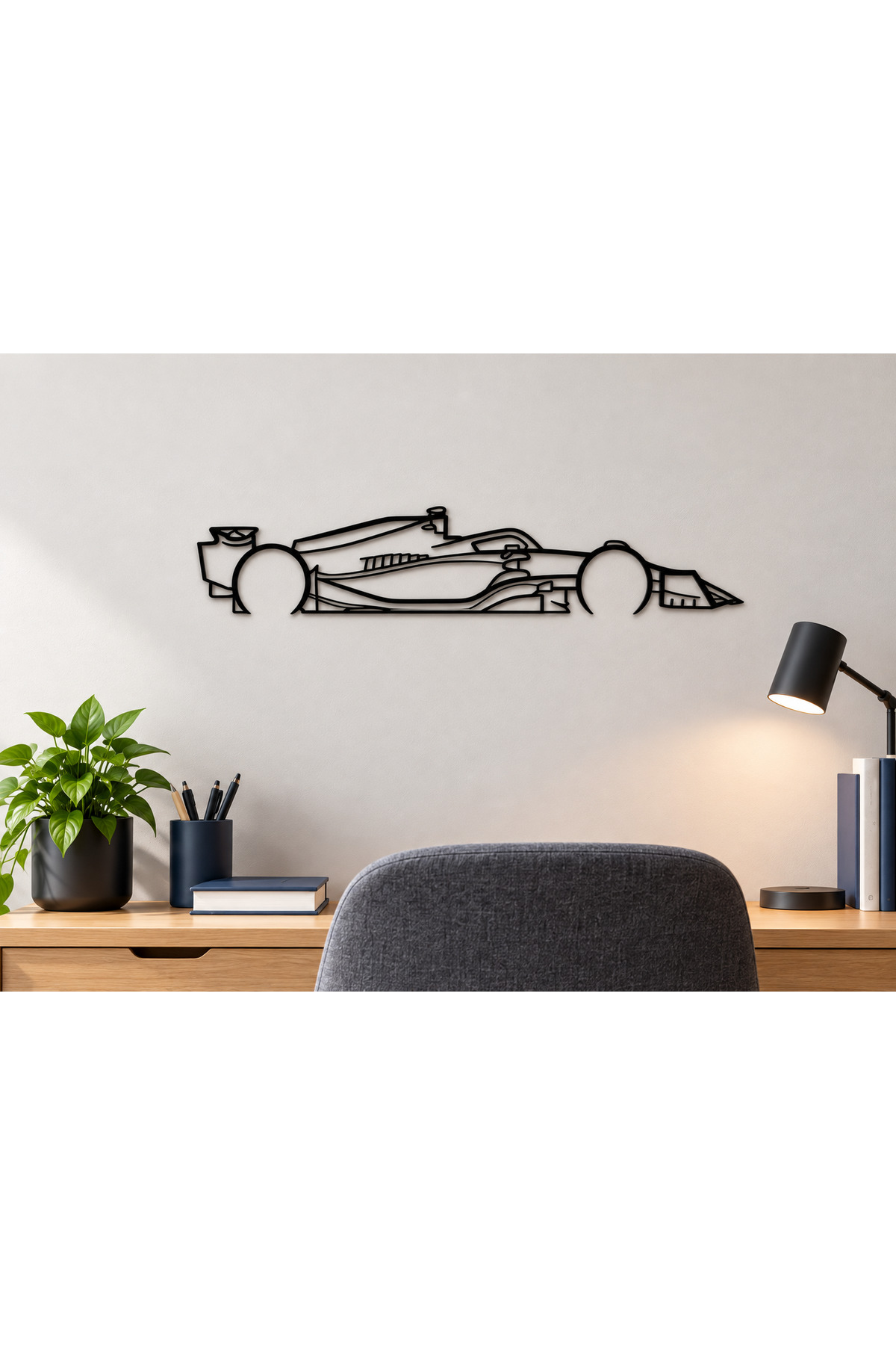 Formula 1 Duvar Dekoru, çalışma masası üzerinde duvara asılmış siyah Formula 1 araç silüeti.