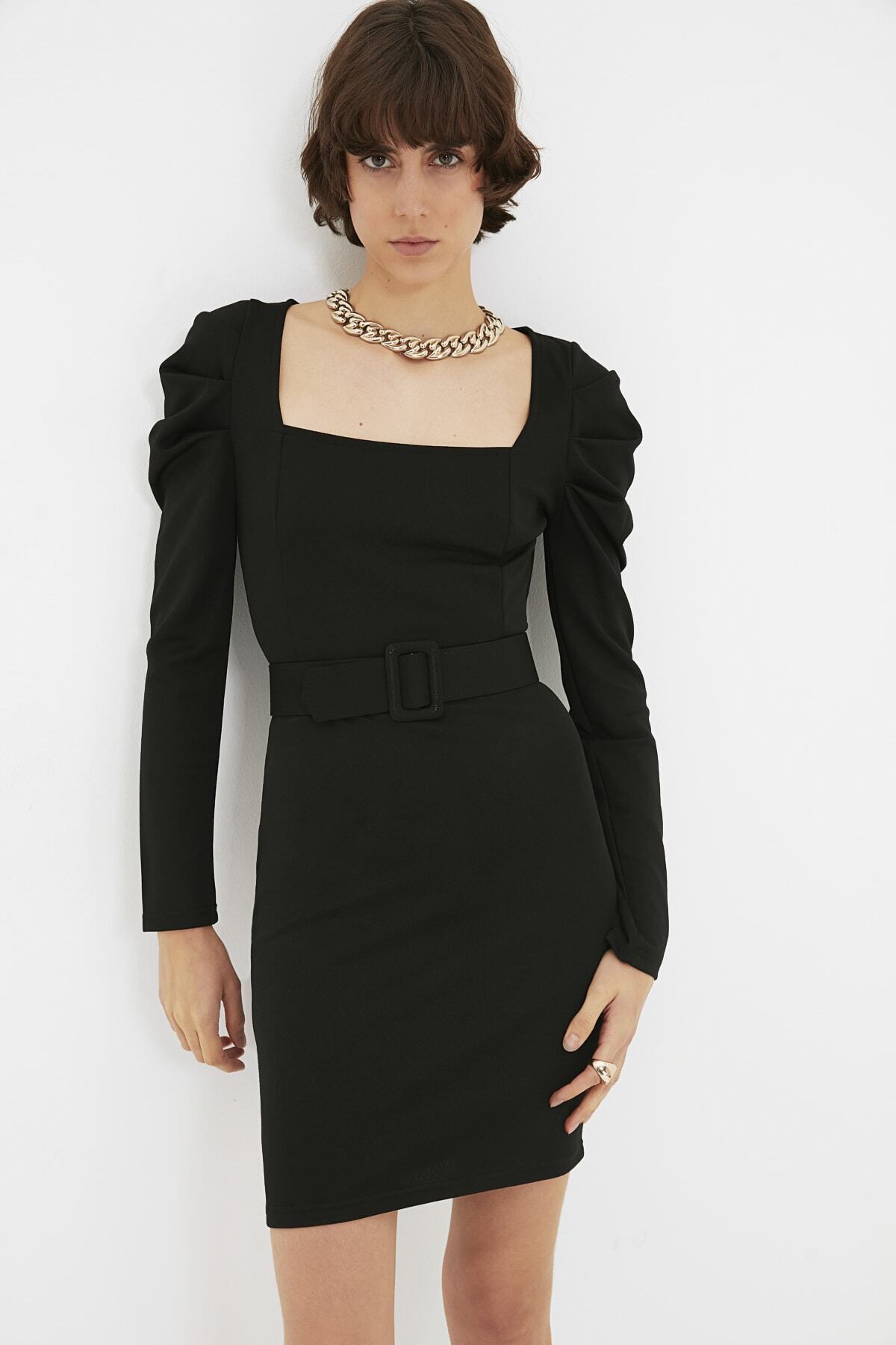 schwarzes strickkleid mit schlitz