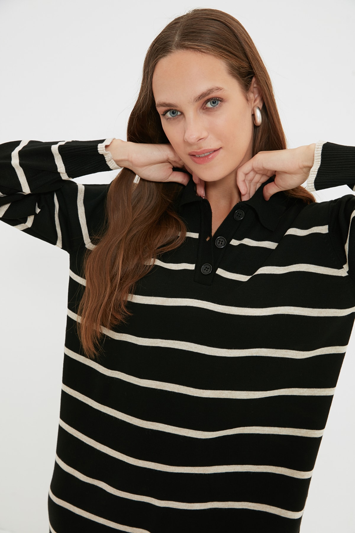 Trendyol Modest Czarna sukienka polo z dzianiny w paski z guzikami i dekoltem Tctaw22Eb0212