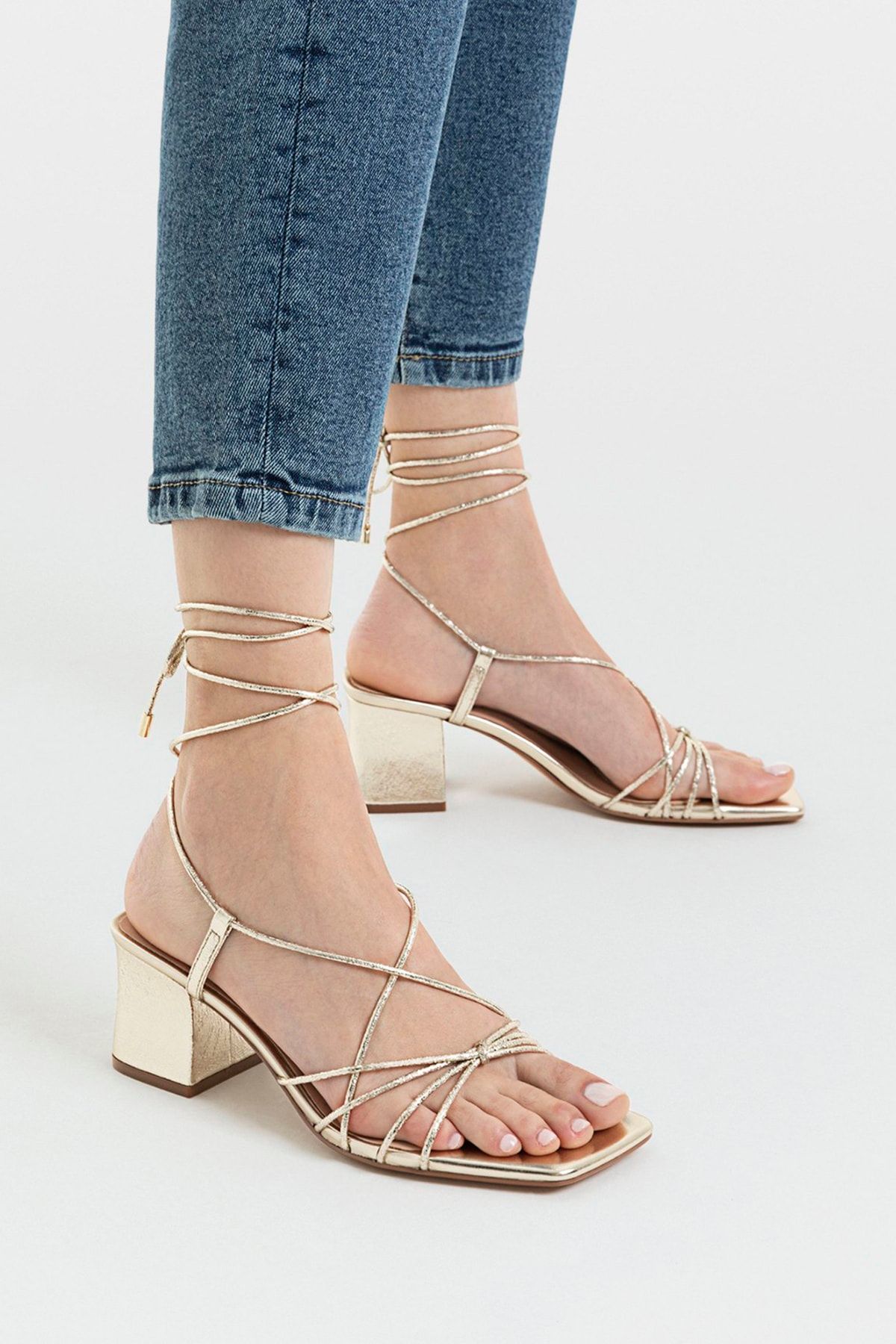 Stradivarius Kadin Altin Rengi Ince Bantli Yuksek Topuklu Sandalet 19203570 Trendyol