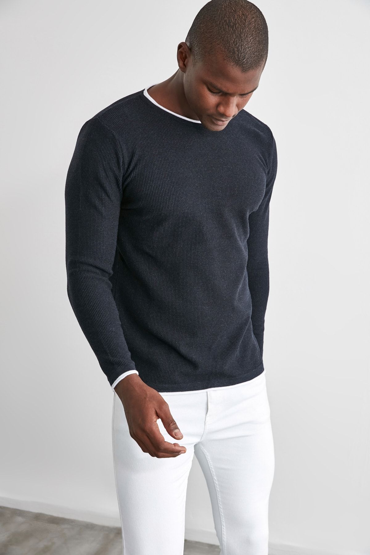 Trendyol Collection-Granatowy męski sweter Slim Fit Slim Fit z kontrastowym kołnierzykiem Tmnaw21Kz2499 15