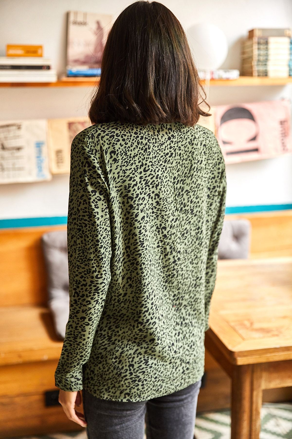 Olalook-Grünes Viskosehemd mit Leopardenmuster für Damen GML-19000910 2