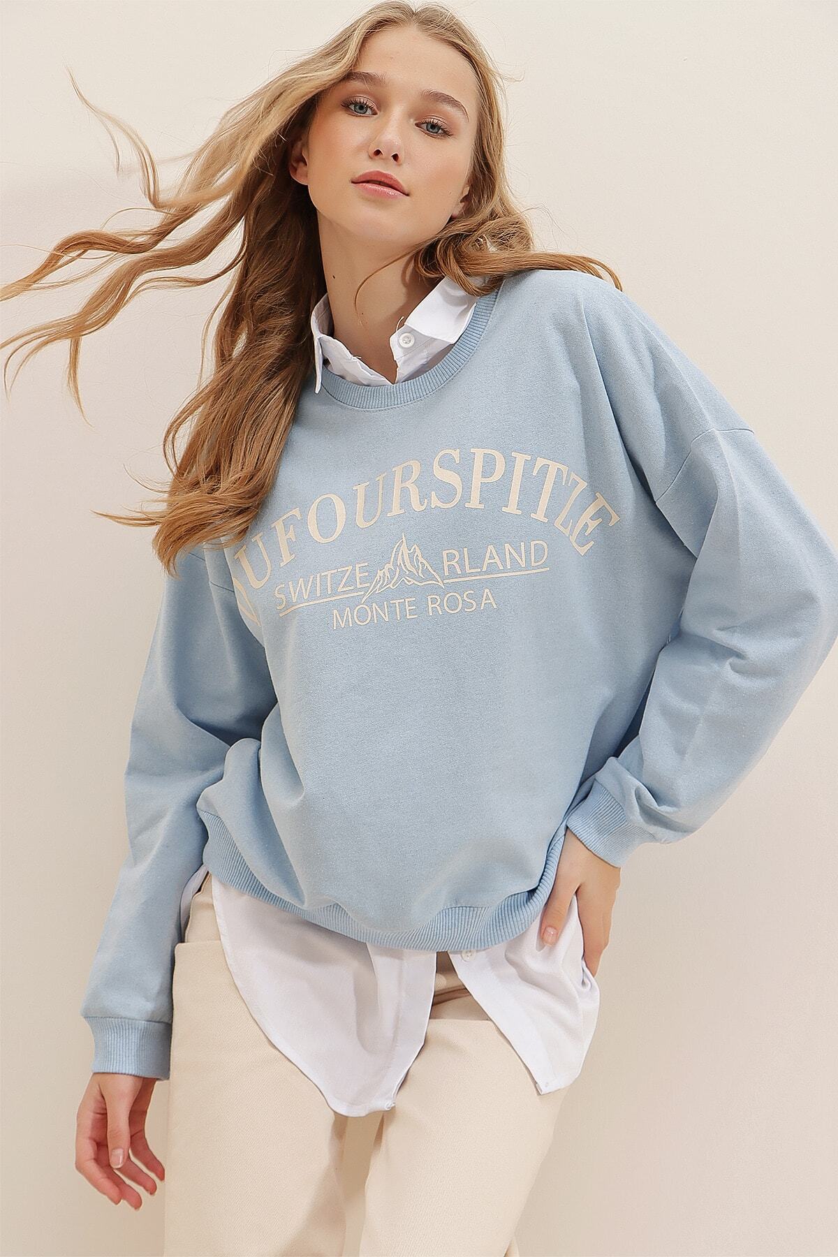 Trend Alaçatı Stili-Blaues Oversize-Sweatshirt mit Rundhalsausschnitt und Textaufdruck für Damen ALC-X7458 4