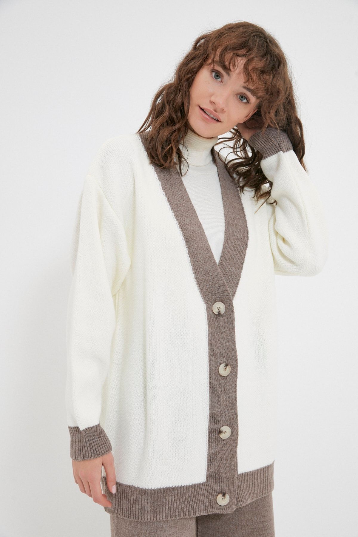 Trendyol Modest-Detailný set pleteného kardiganu s norkovými pruhmi TCTAW22AU0156 2