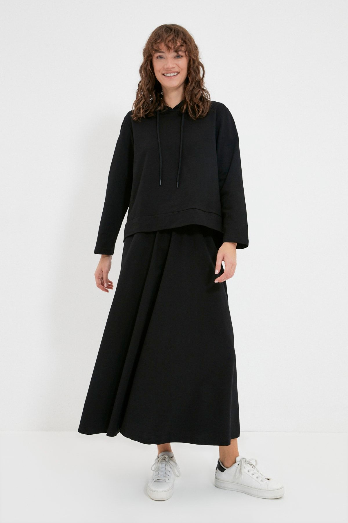 Trendyol Modest-Schwarzes Strickset mit Kapuzenpullover und Rock TCTAW22US0027 3