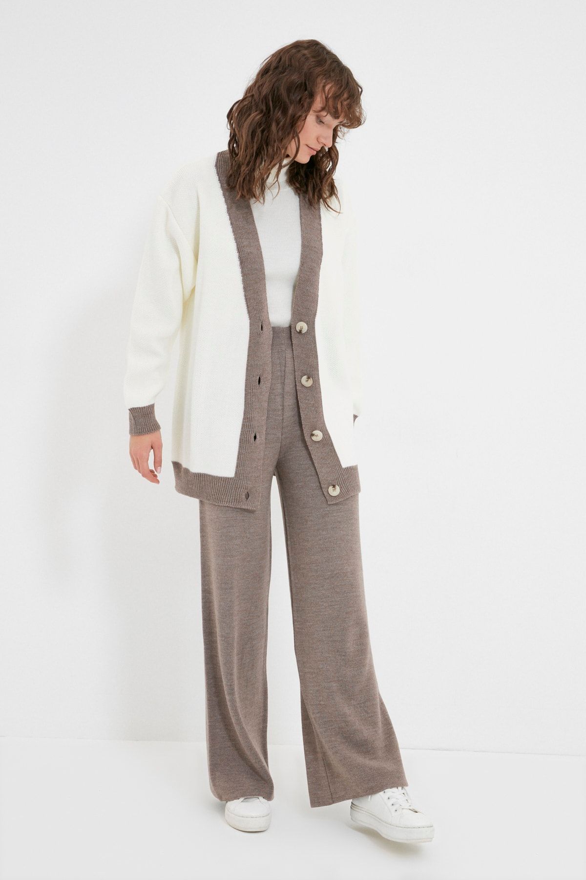Trendyol Modest-Detailný set pleteného kardiganu s norkovými pruhmi TCTAW22AU0156 3