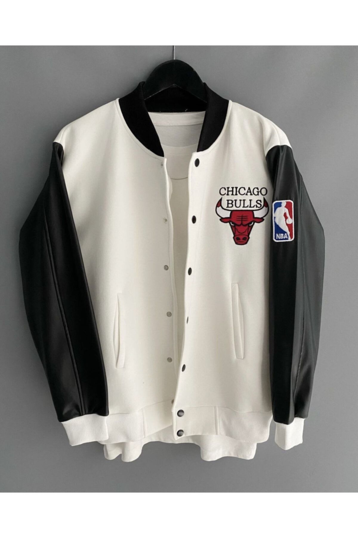 Unisex Nba Chicago Bulls oversize kolej ceket.. Beyaz ve Siyah renkleri ve  S-M-L-XL-XXL Bedenleriyle mağazalarımızda.. Fiyat bilgisi için…